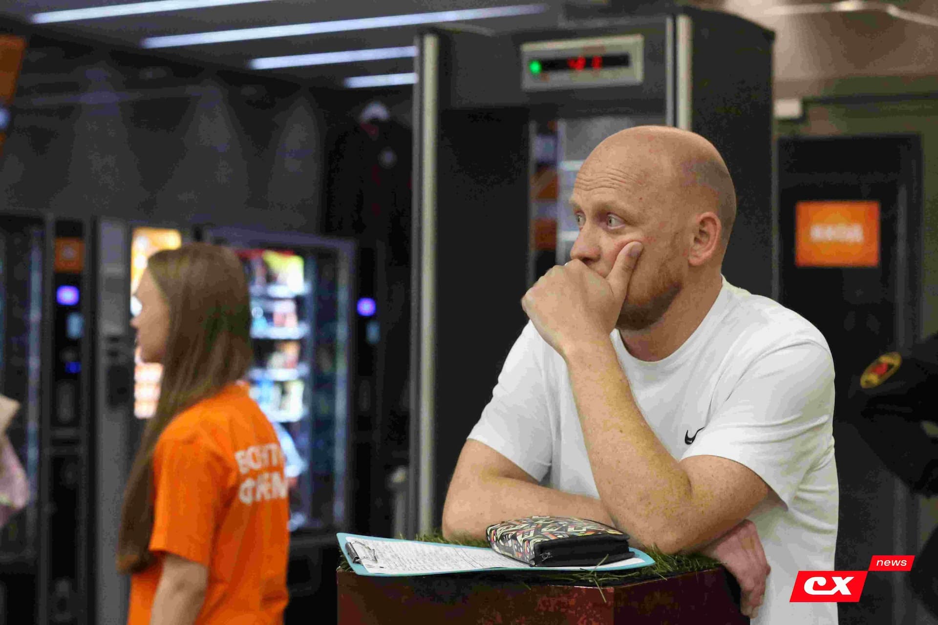 «Темп» 1:1 «КДВ». Третья лига. 26.09.2025. Владимир Мартынов («CX News») и Александр Чёрный («Алтайский спорт») — кадр 275