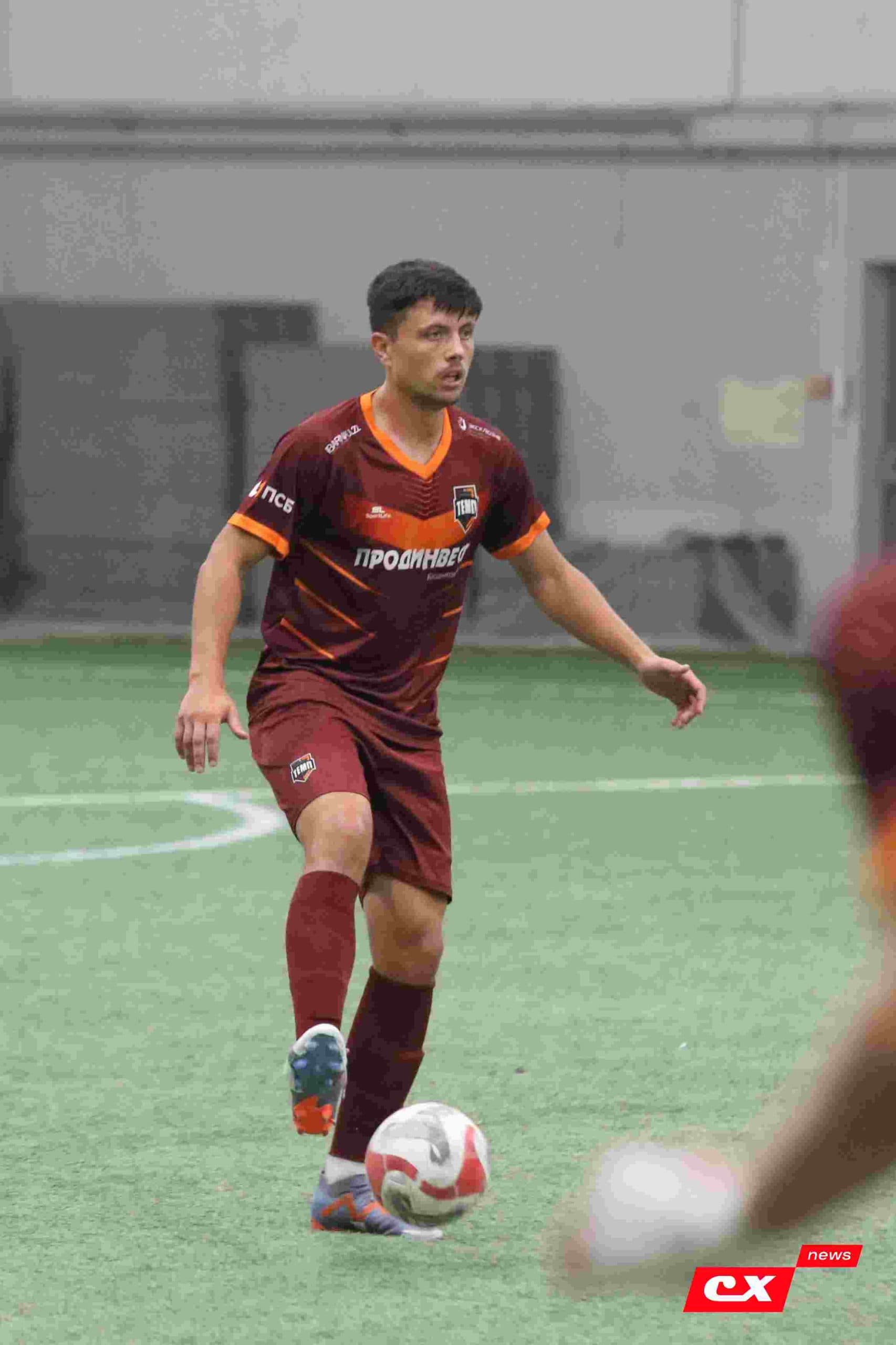 «Темп» 1:1 «КДВ». Третья лига. 26.09.2025. Владимир Мартынов («CX News») и Александр Чёрный («Алтайский спорт») — кадр 280