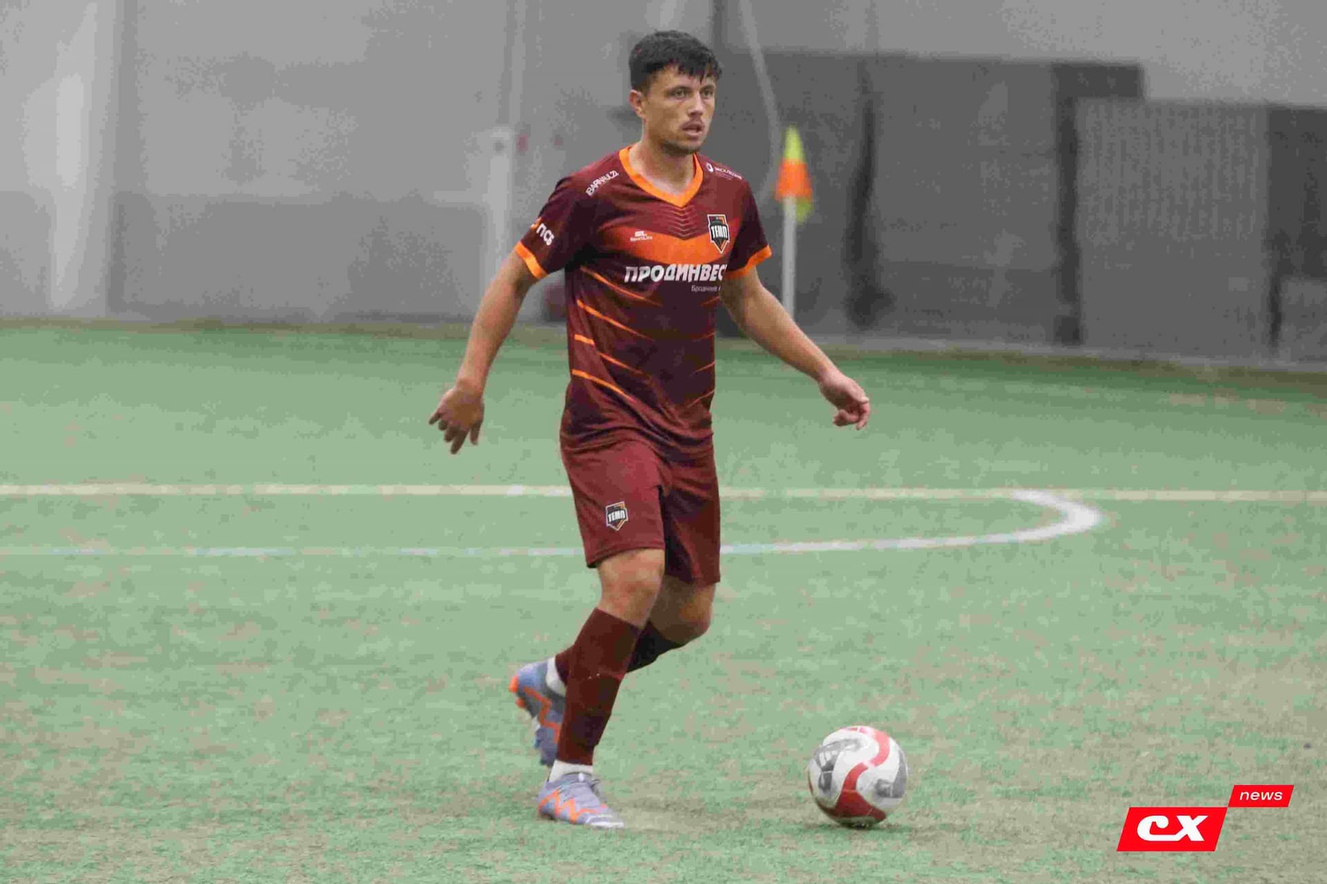 «Темп» 1:1 «КДВ». Третья лига. 26.09.2025. Владимир Мартынов («CX News») и Александр Чёрный («Алтайский спорт») — кадр 281