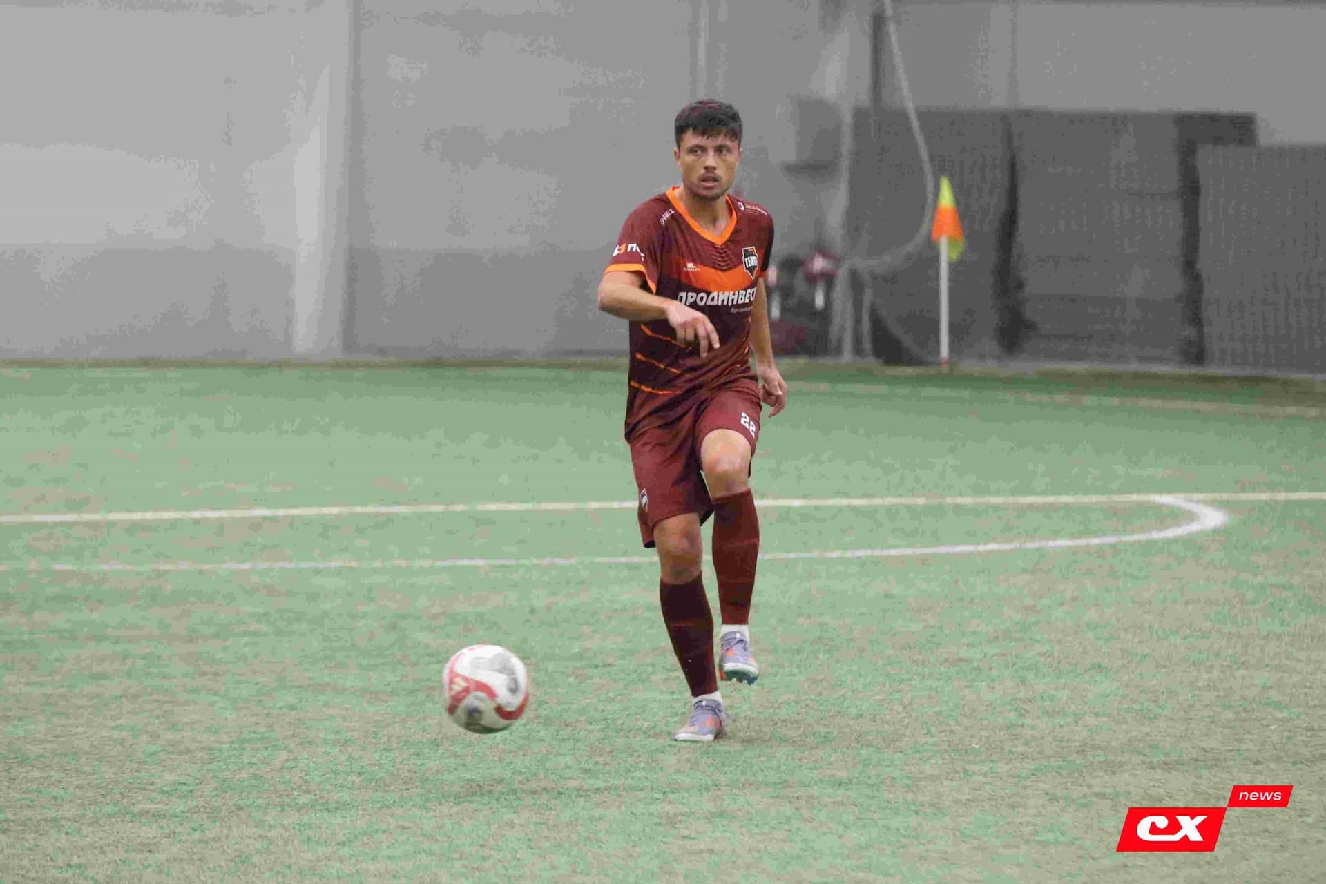 «Темп» 1:1 «КДВ». Третья лига. 26.09.2025. Владимир Мартынов («CX News») и Александр Чёрный («Алтайский спорт») — кадр 282