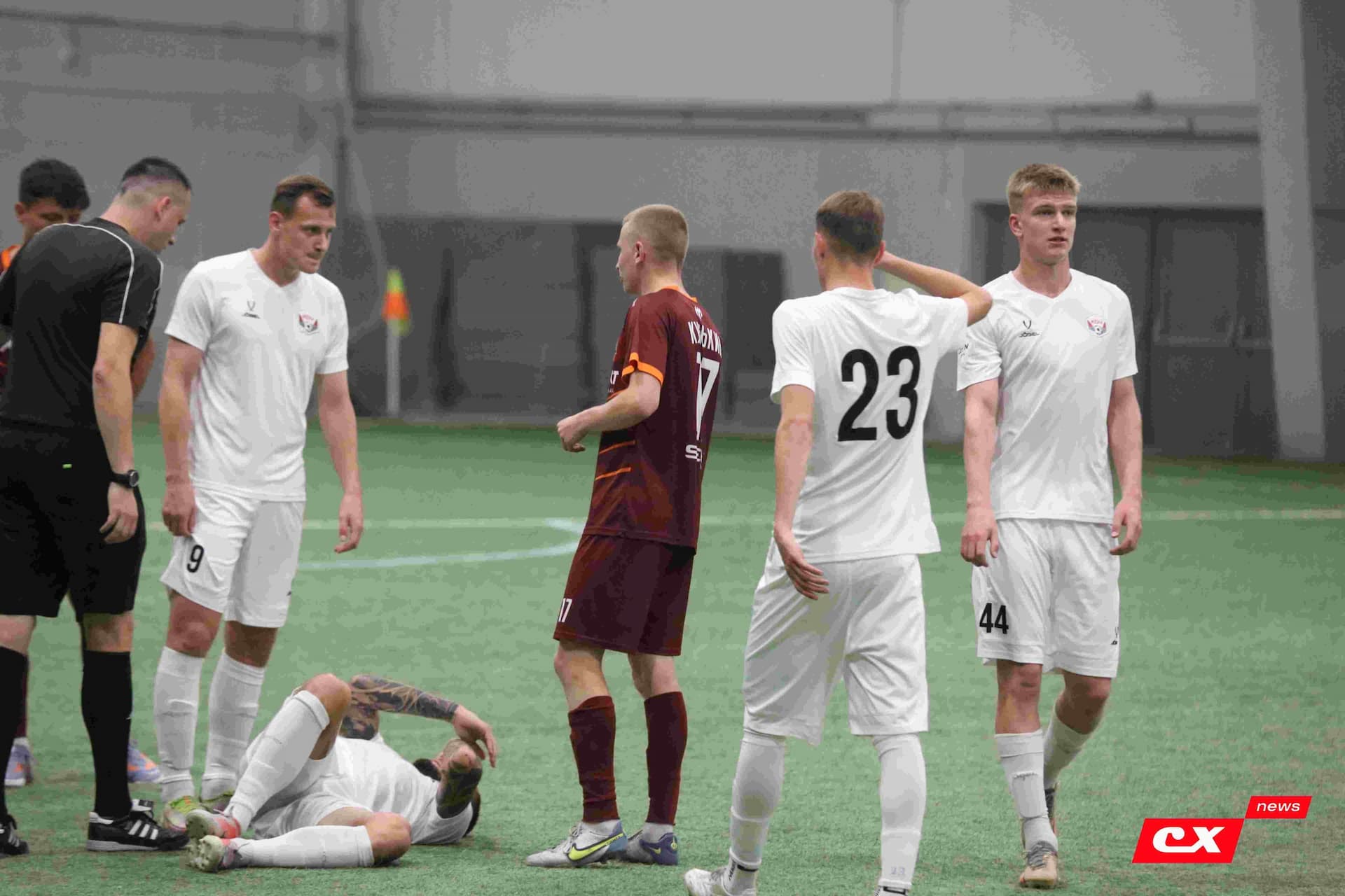 «Темп» 1:1 «КДВ». Третья лига. 26.09.2025. Владимир Мартынов («CX News») и Александр Чёрный («Алтайский спорт») — кадр 284