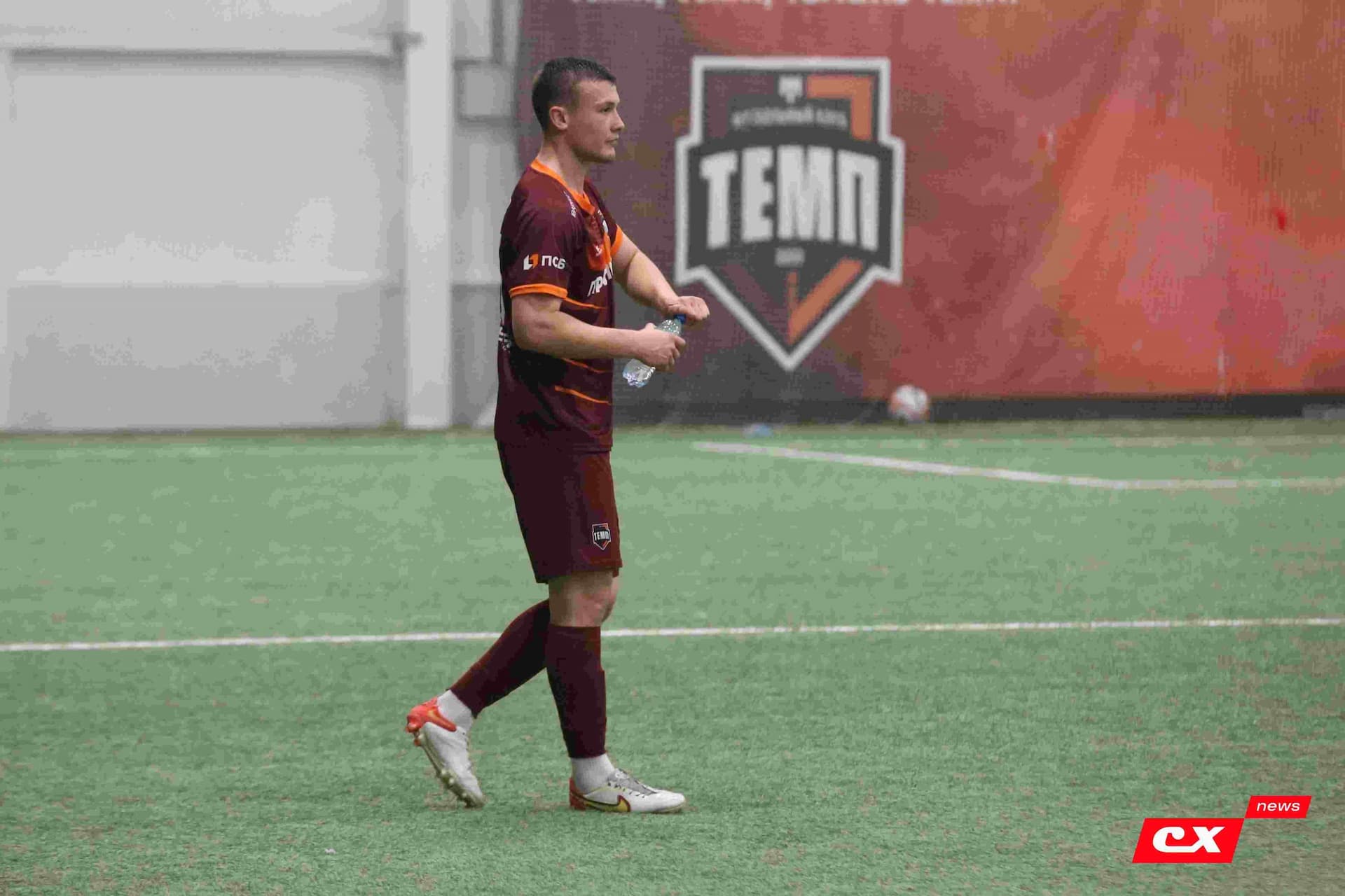 «Темп» 1:1 «КДВ». Третья лига. 26.09.2025. Владимир Мартынов («CX News») и Александр Чёрный («Алтайский спорт») — кадр 286