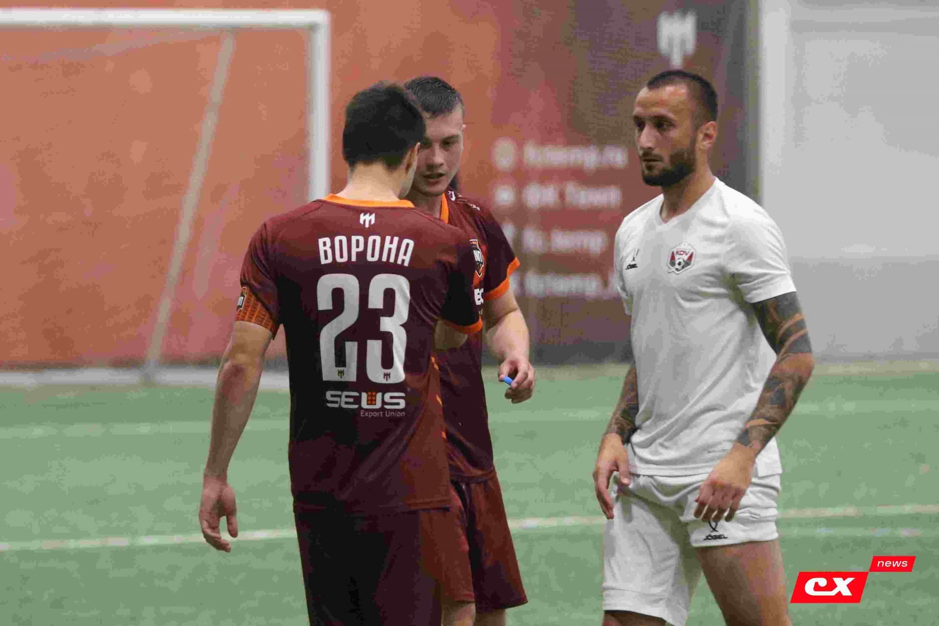 «Темп» 1:1 «КДВ». Третья лига. 26.09.2025. Владимир Мартынов («CX News») и Александр Чёрный («Алтайский спорт») — кадр 287