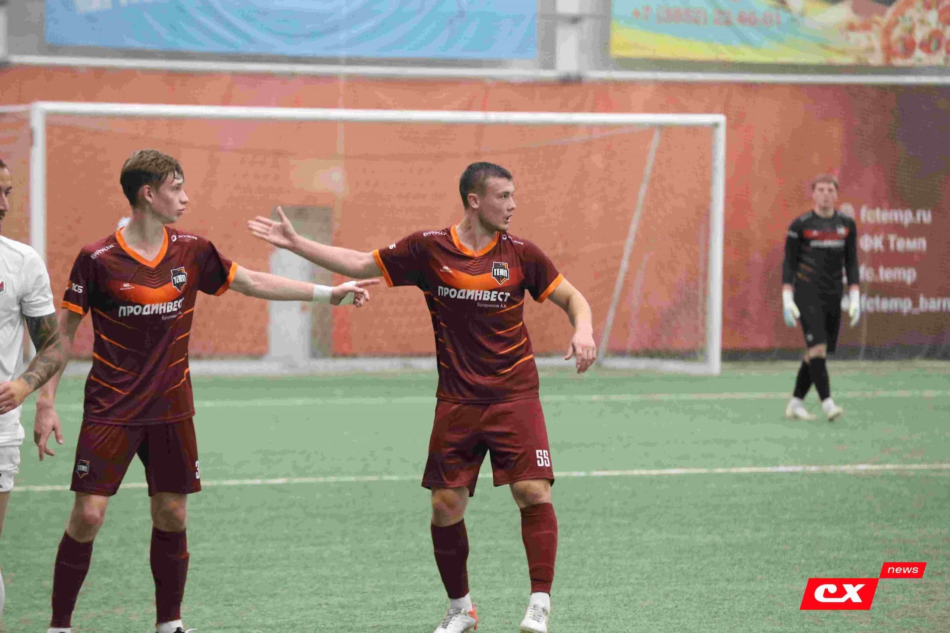 «Темп» 1:1 «КДВ». Третья лига. 26.09.2025. Владимир Мартынов («CX News») и Александр Чёрный («Алтайский спорт») — кадр 289