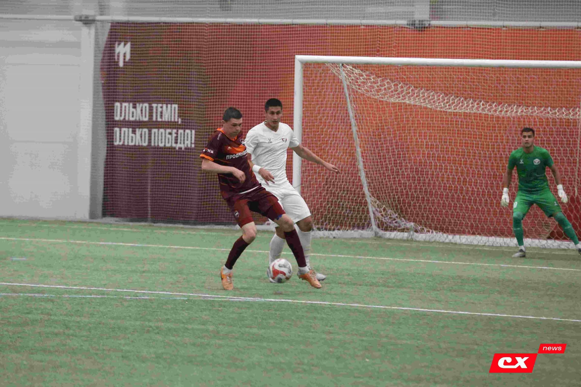 «Темп» 1:1 «КДВ». Третья лига. 26.09.2025. Владимир Мартынов («CX News») и Александр Чёрный («Алтайский спорт») — кадр 292
