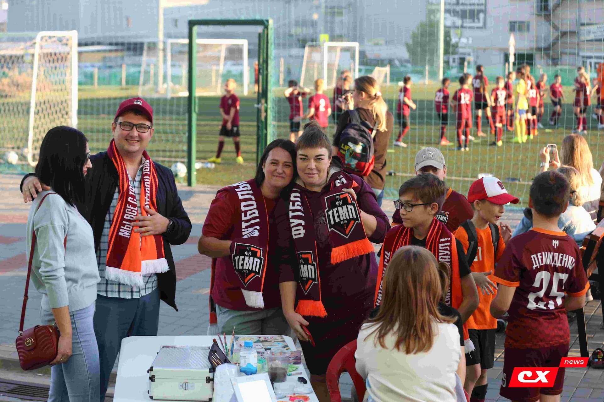 «Темп» 1:1 «КДВ». Третья лига. 26.09.2025. Владимир Мартынов («CX News») и Александр Чёрный («Алтайский спорт») — кадр 41