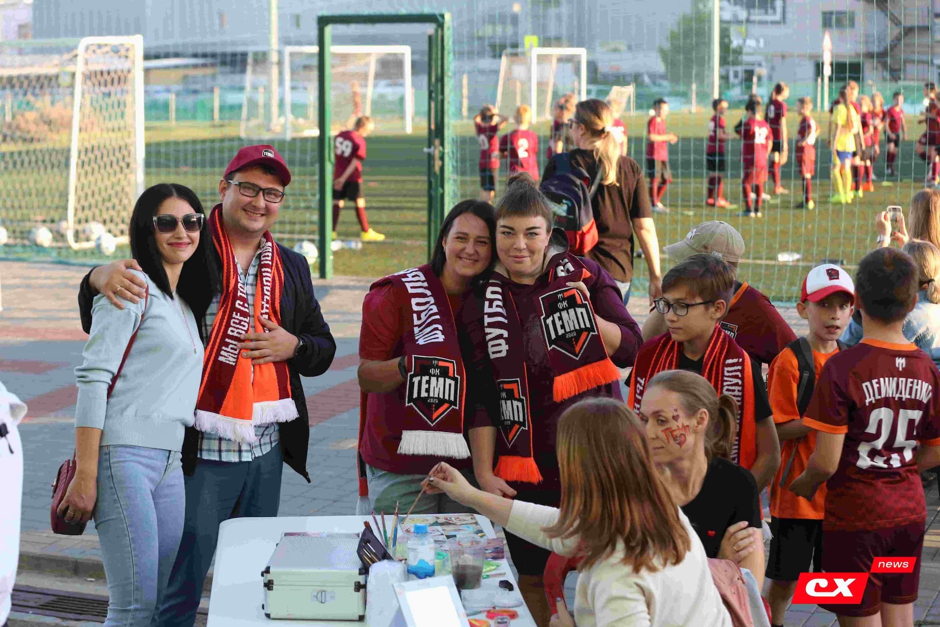 «Темп» 1:1 «КДВ». Третья лига. 26.09.2025. Владимир Мартынов («CX News») и Александр Чёрный («Алтайский спорт») — кадр 1