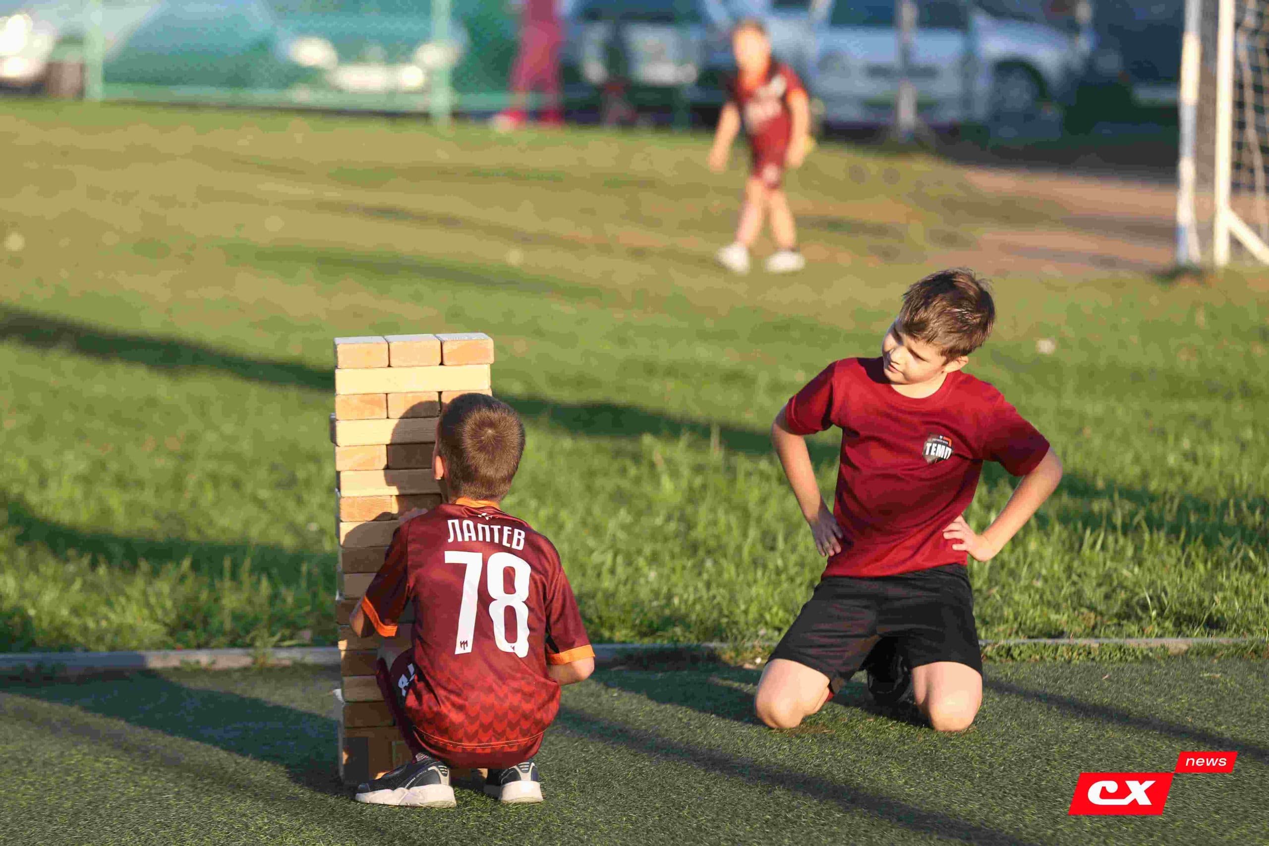«Темп» 1:1 «КДВ». Третья лига. 26.09.2025. Владимир Мартынов («CX News») и Александр Чёрный («Алтайский спорт») — фото 4