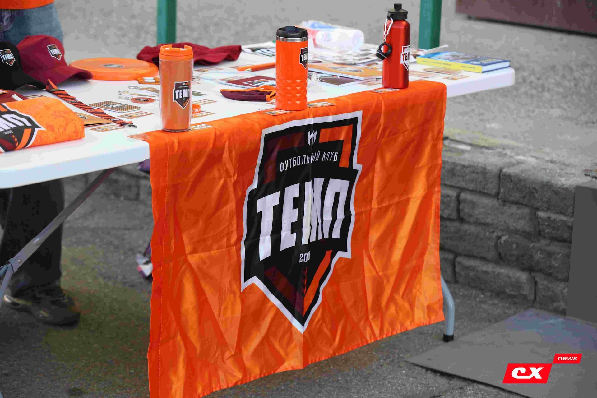 «Темп» 1:1 «КДВ». Третья лига. 26.09.2025. Владимир Мартынов («CX News») и Александр Чёрный («Алтайский спорт») — кадр 48