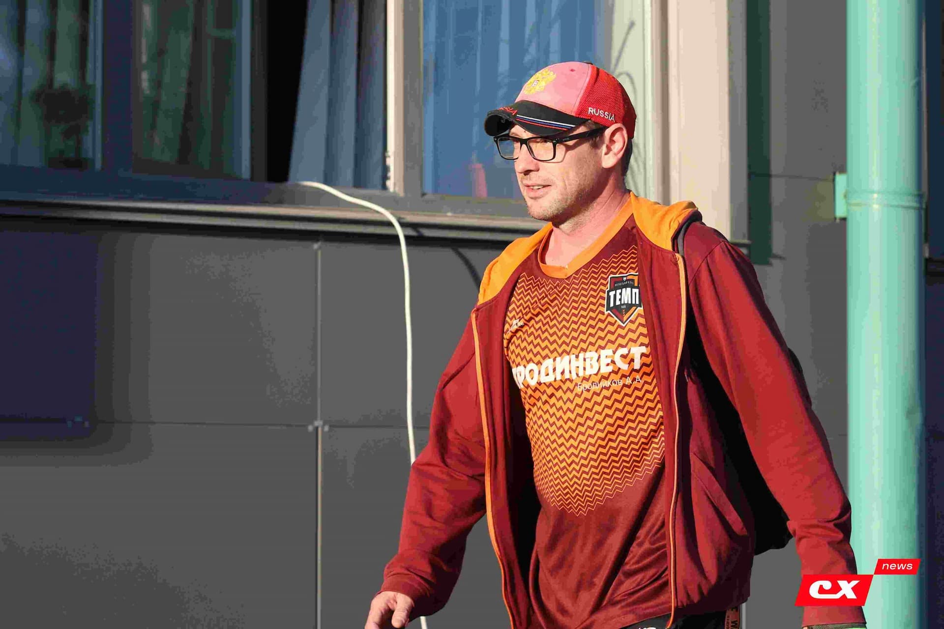 «Темп» 1:1 «КДВ». Третья лига. 26.09.2025. Владимир Мартынов («CX News») и Александр Чёрный («Алтайский спорт») — кадр 10