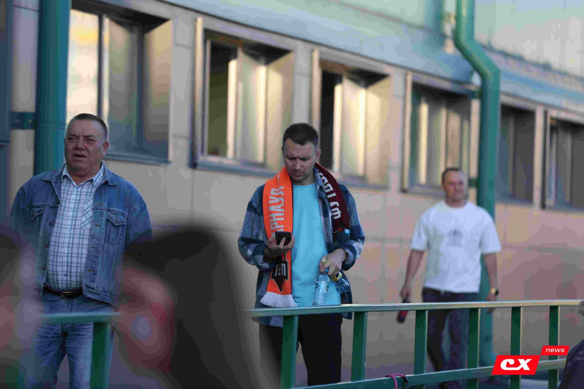 «Темп» 1:1 «КДВ». Третья лига. 26.09.2025. Владимир Мартынов («CX News») и Александр Чёрный («Алтайский спорт») — кадр 69