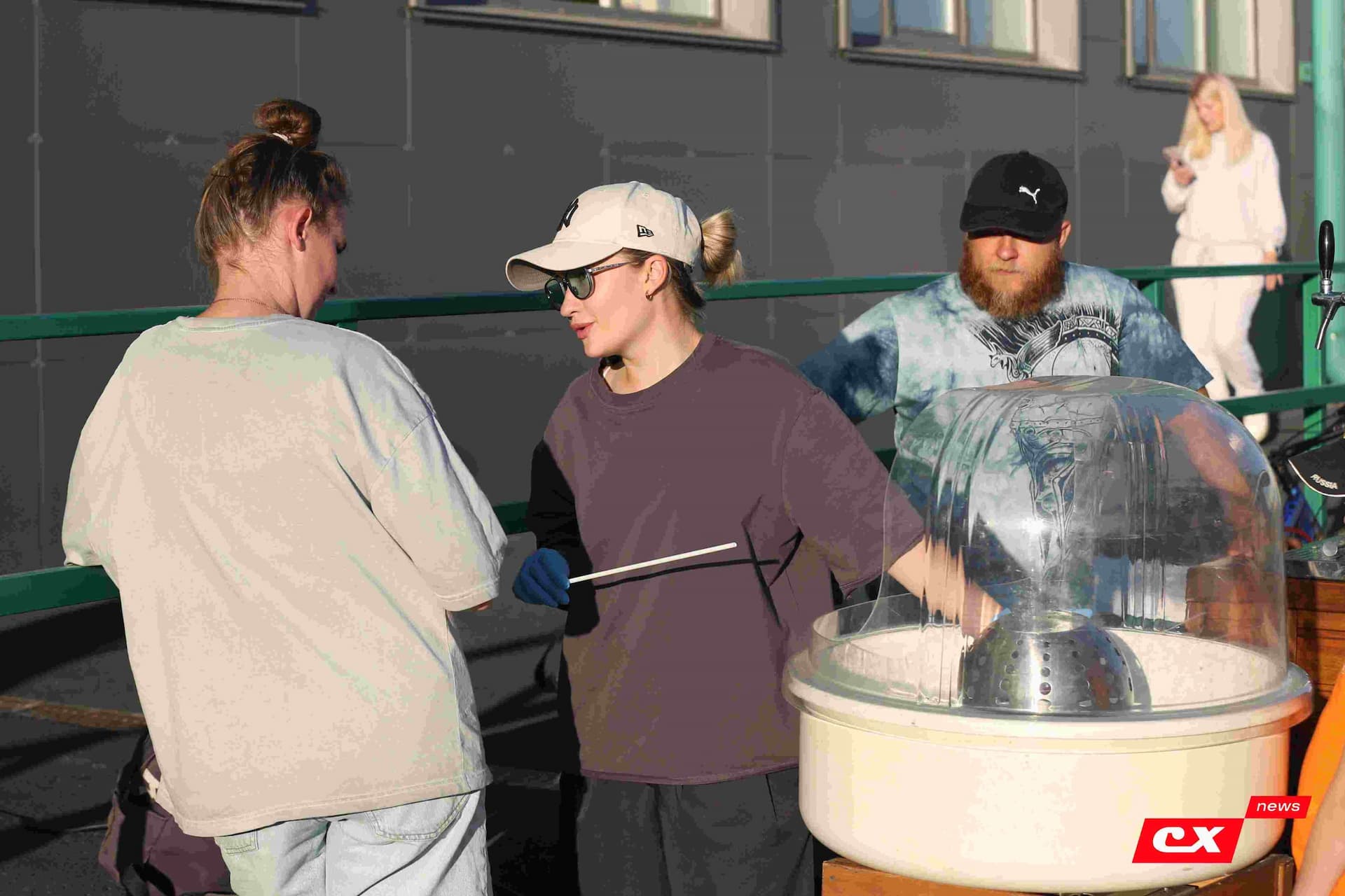 «Темп» 1:1 «КДВ». Третья лига. 26.09.2025. Владимир Мартынов («CX News») и Александр Чёрный («Алтайский спорт») — кадр 12