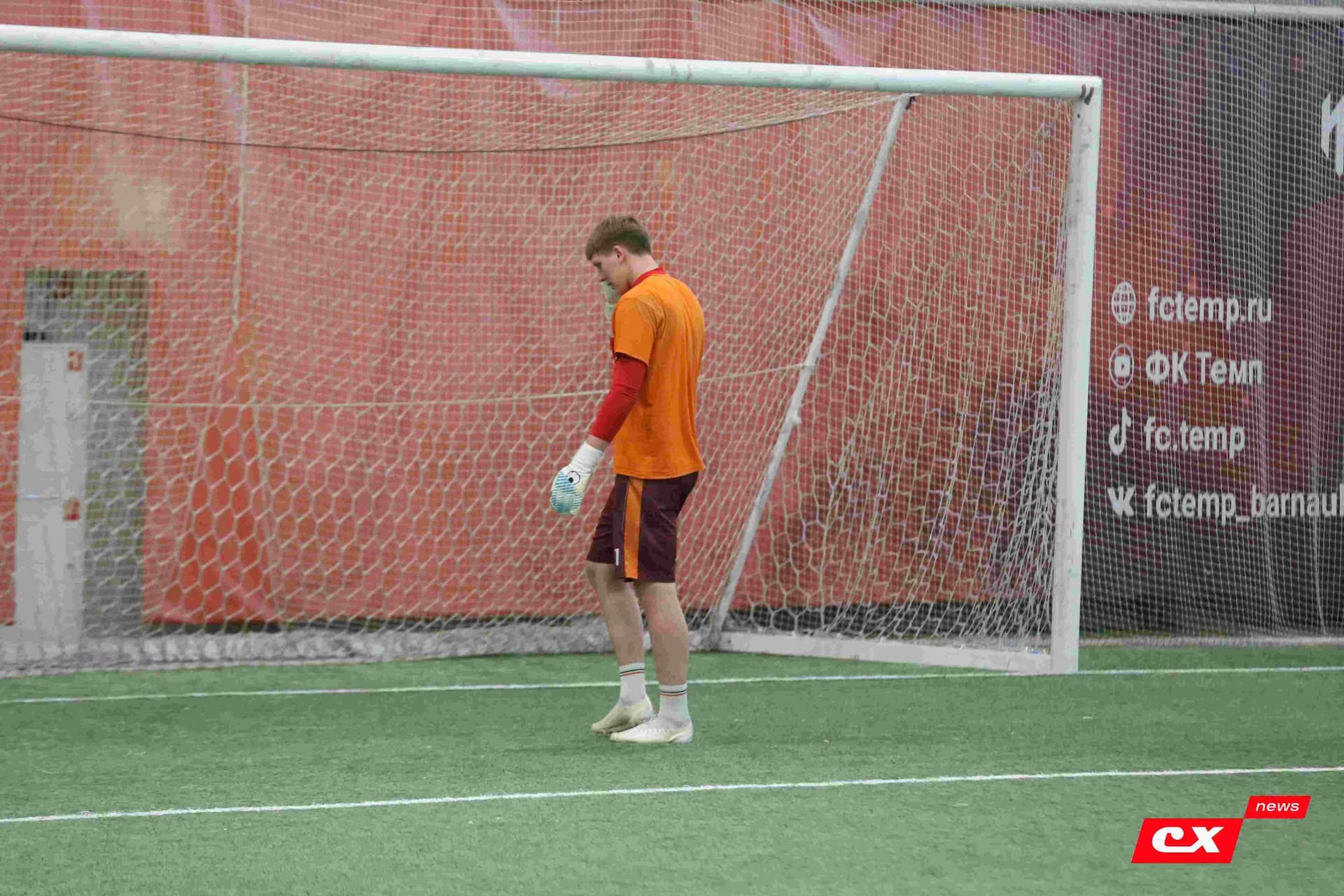 «Темп» 1:1 «КДВ». Третья лига. 26.09.2025. Владимир Мартынов («CX News») и Александр Чёрный («Алтайский спорт») — кадр 74