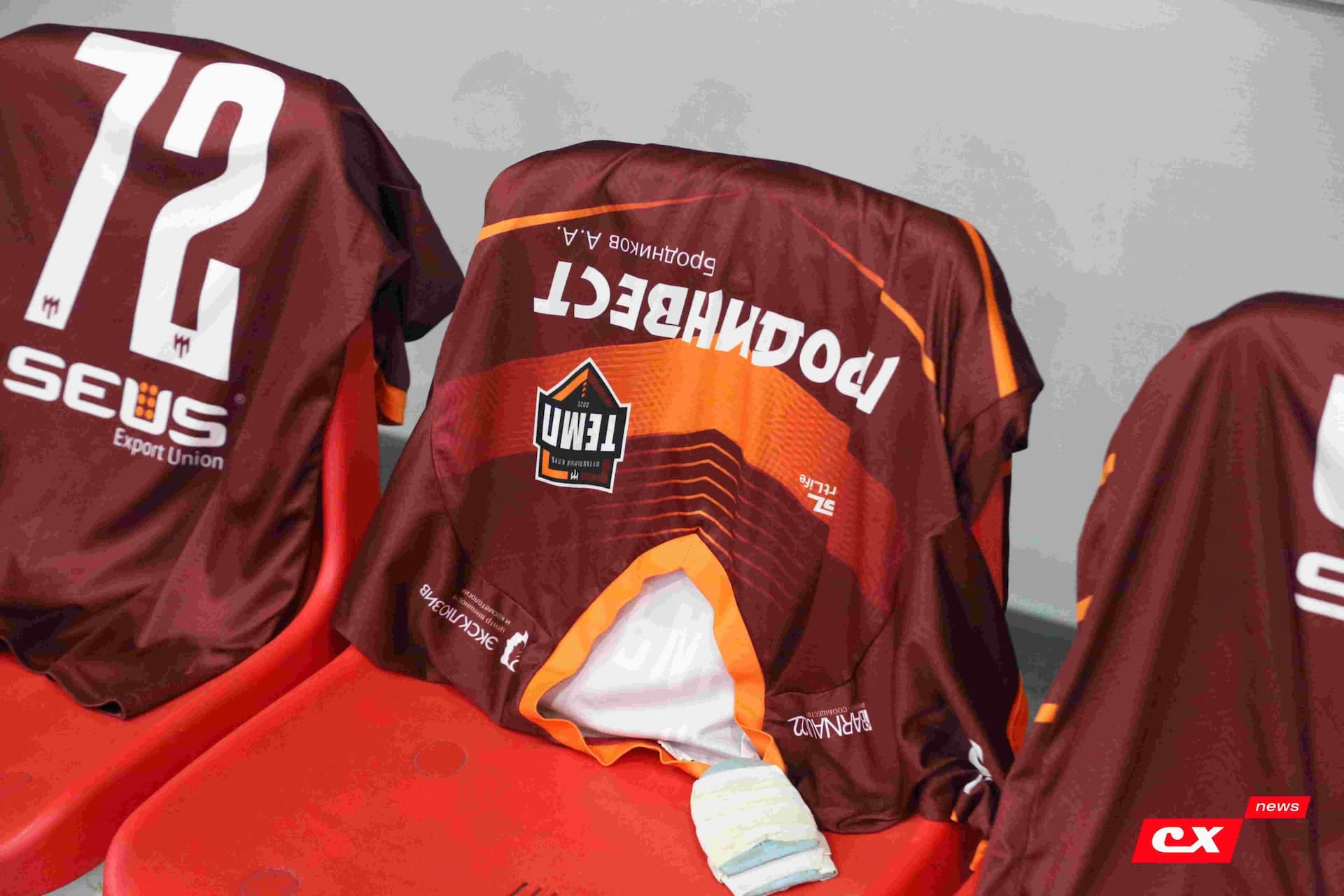 «Темп» 1:1 «КДВ». Третья лига. 26.09.2025. Владимир Мартынов («CX News») и Александр Чёрный («Алтайский спорт») — кадр 75