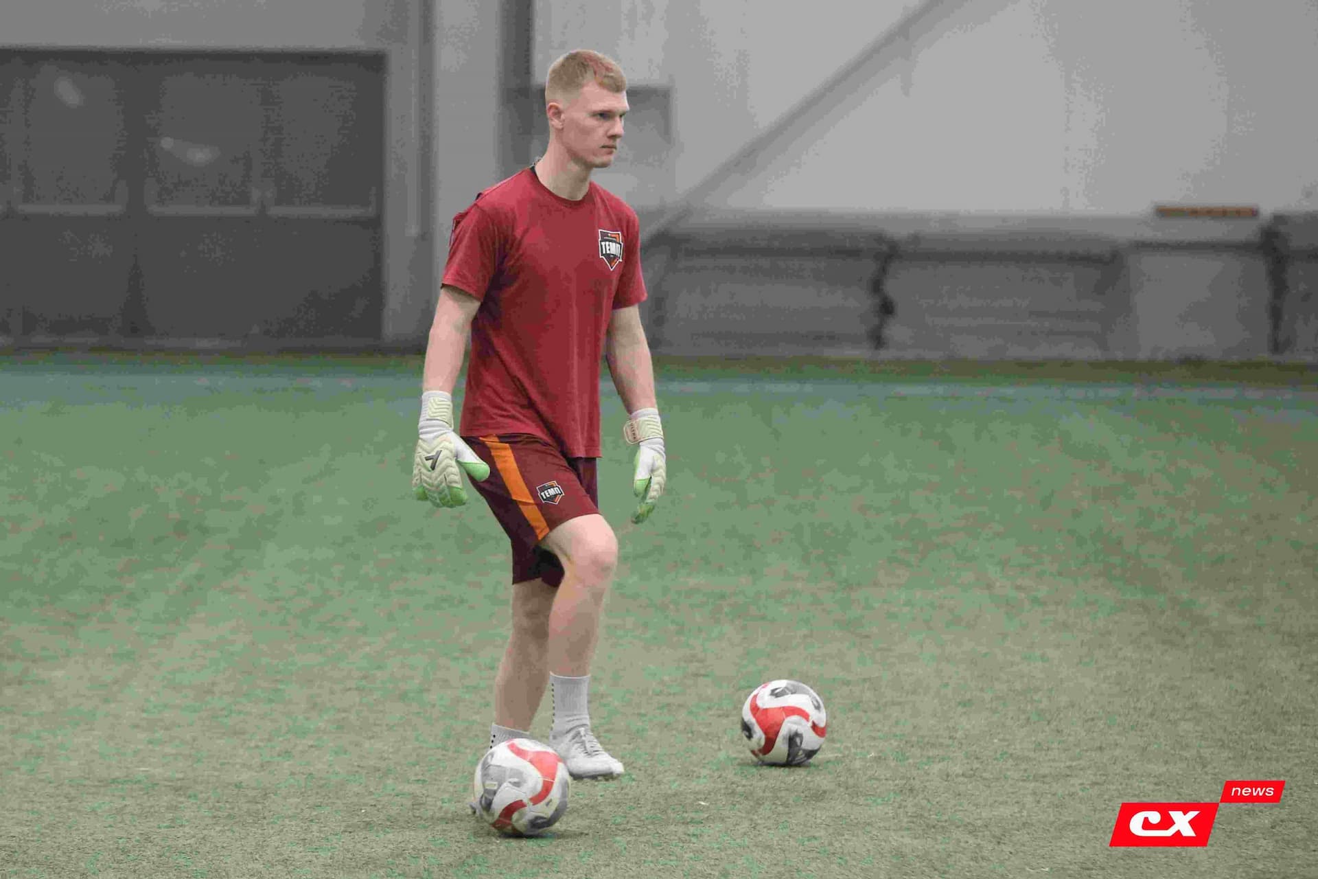 «Темп» 1:1 «КДВ». Третья лига. 26.09.2025. Владимир Мартынов («CX News») и Александр Чёрный («Алтайский спорт») — кадр 80