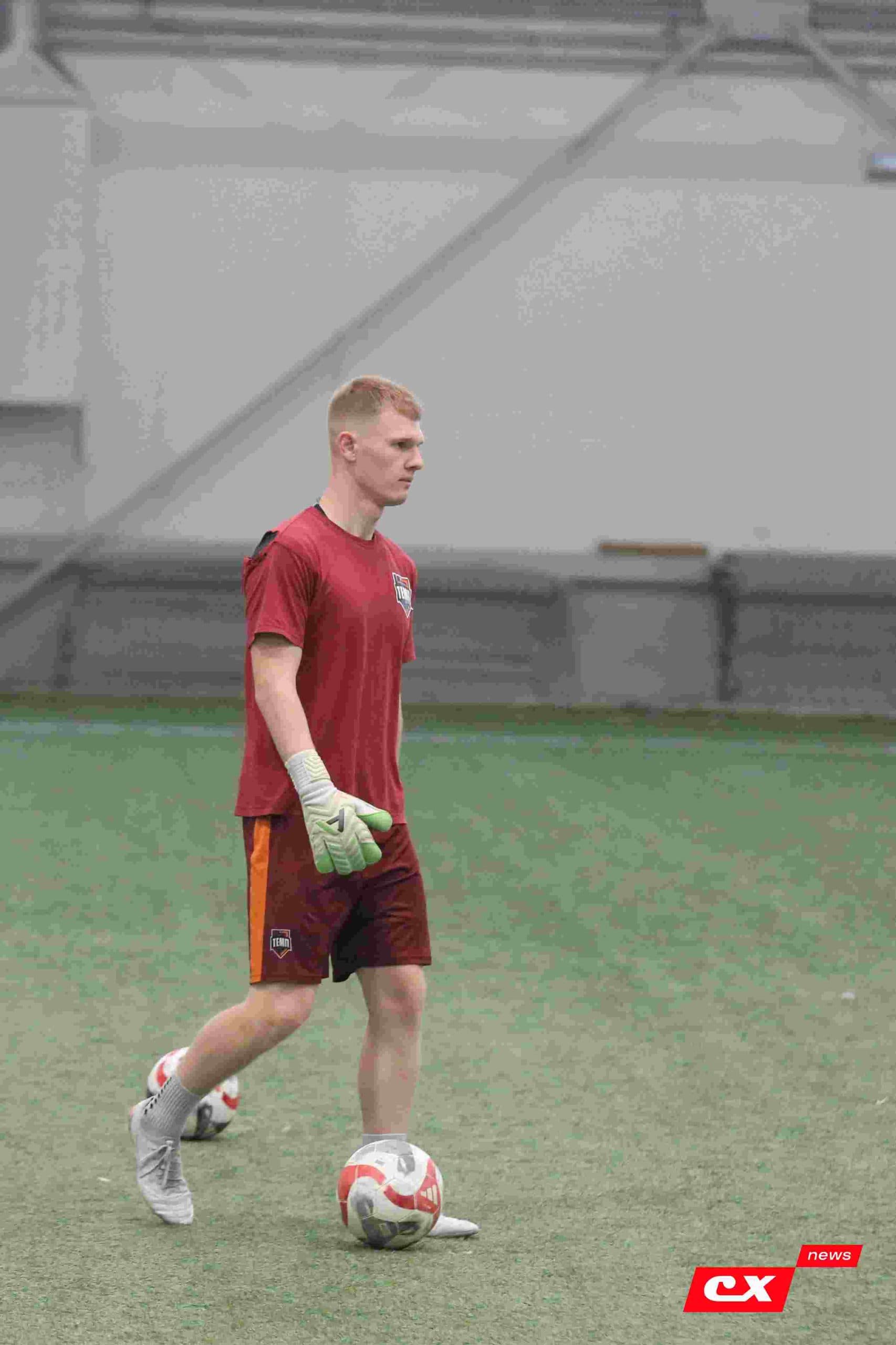 «Темп» 1:1 «КДВ». Третья лига. 26.09.2025. Владимир Мартынов («CX News») и Александр Чёрный («Алтайский спорт») — кадр 81