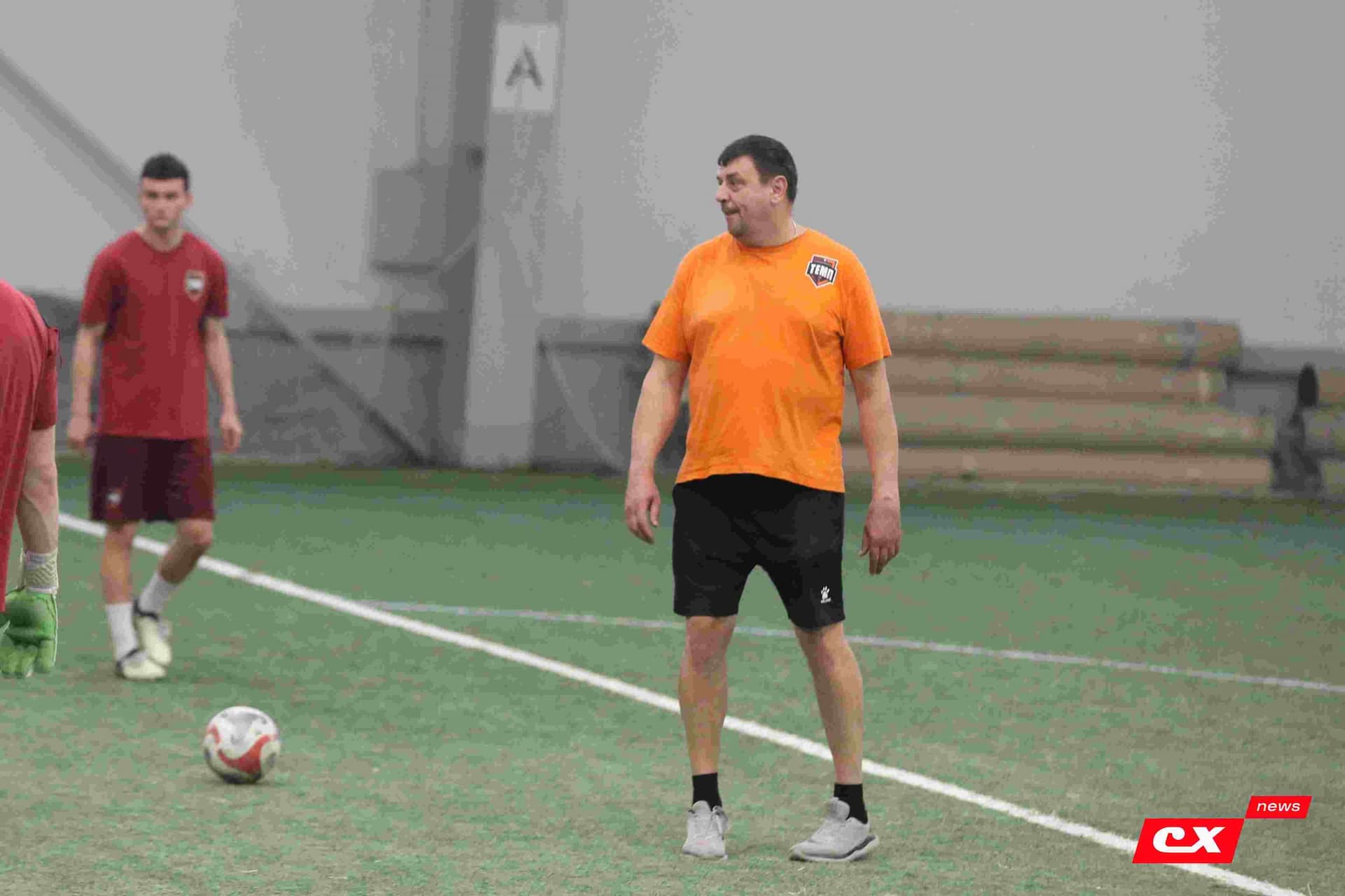 «Темп» 1:1 «КДВ». Третья лига. 26.09.2025. Владимир Мартынов («CX News») и Александр Чёрный («Алтайский спорт») — кадр 82