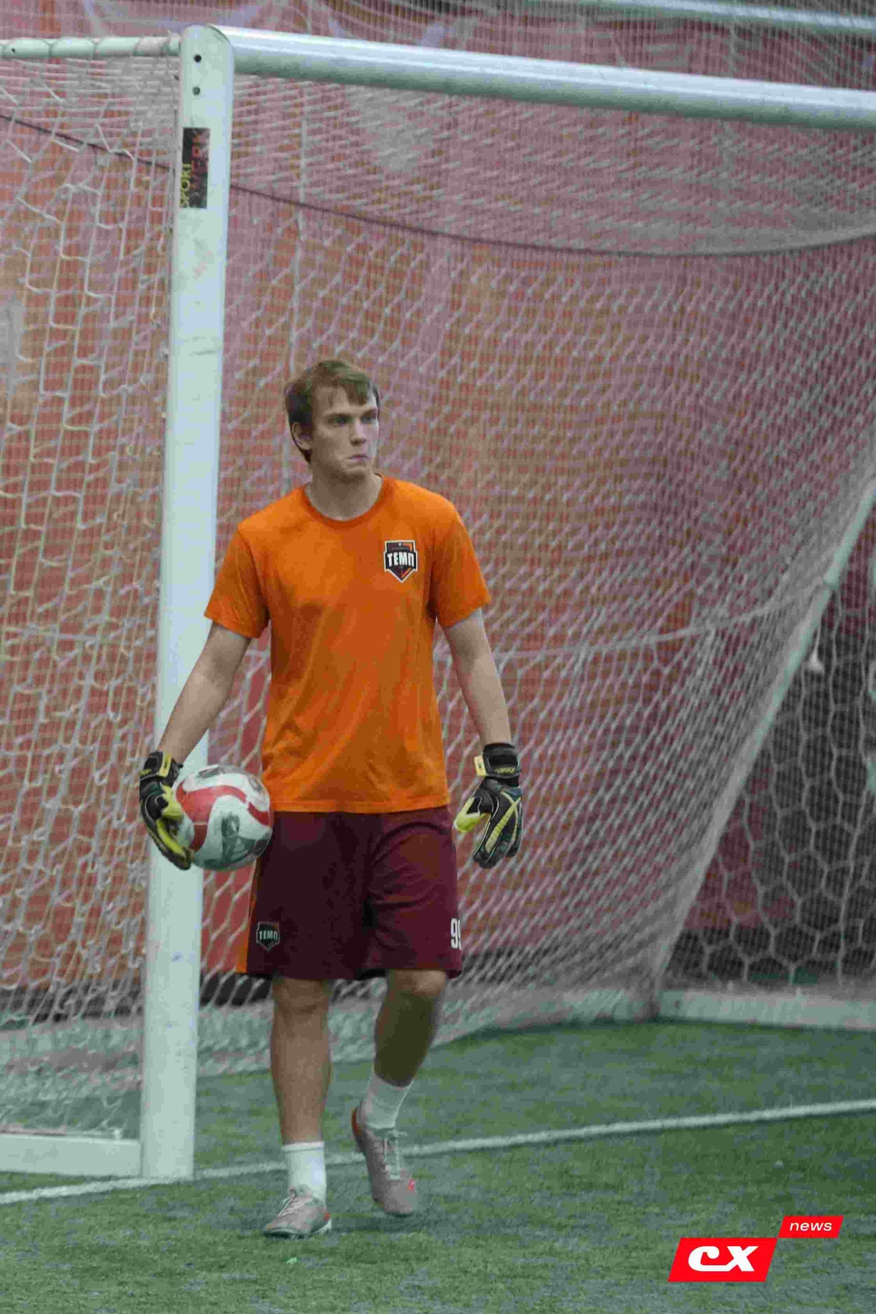 «Темп» 1:1 «КДВ». Третья лига. 26.09.2025. Владимир Мартынов («CX News») и Александр Чёрный («Алтайский спорт») — кадр 83