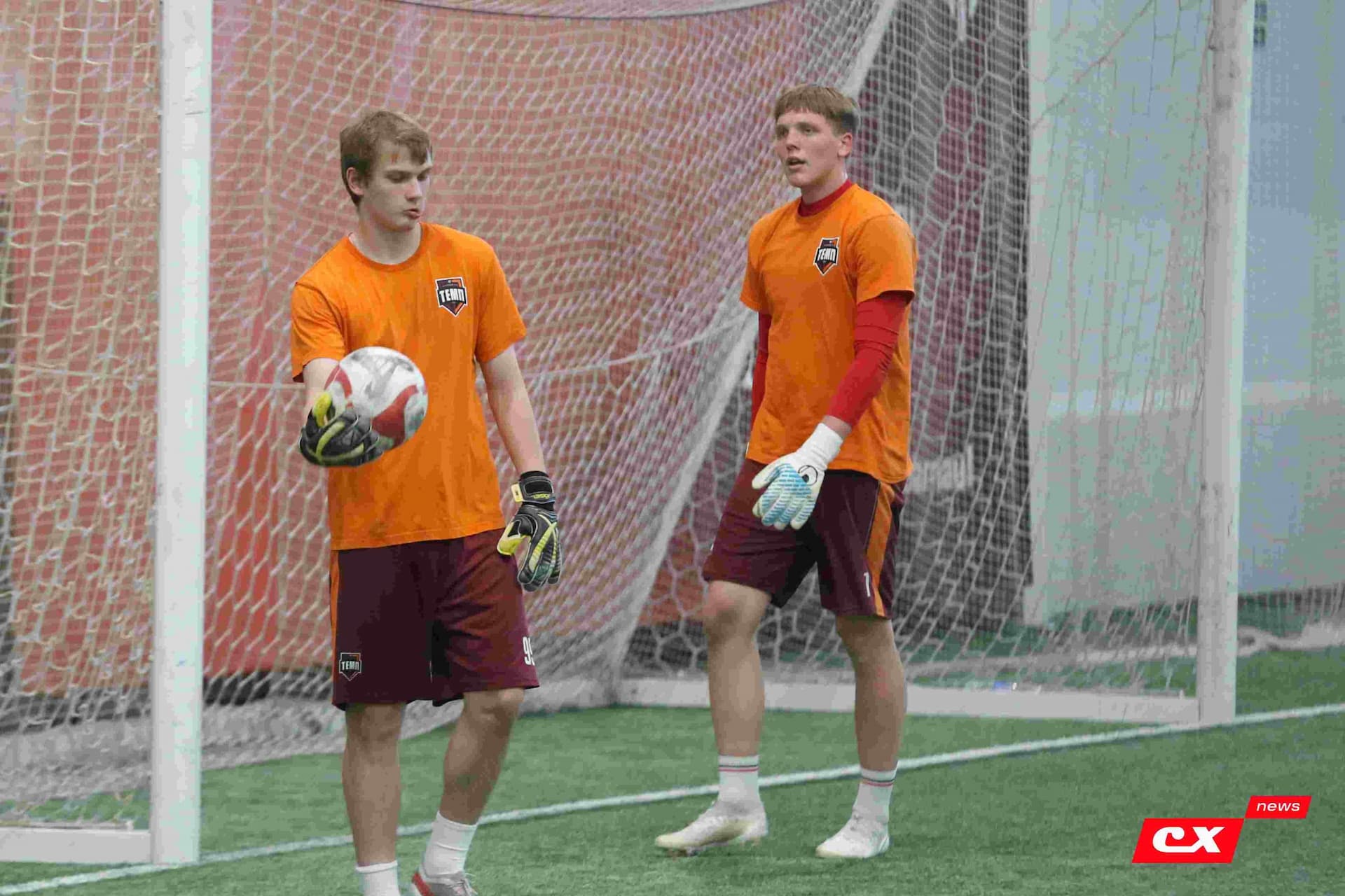 «Темп» 1:1 «КДВ». Третья лига. 26.09.2025. Владимир Мартынов («CX News») и Александр Чёрный («Алтайский спорт») — кадр 84