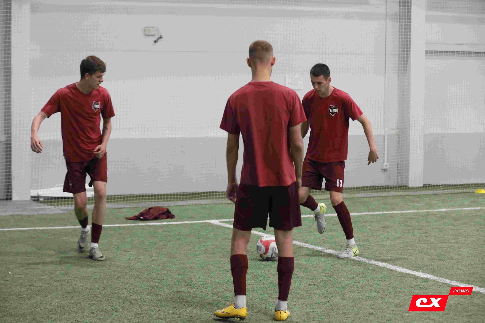 «Темп» 1:1 «КДВ». Третья лига. 26.09.2025. Владимир Мартынов («CX News») и Александр Чёрный («Алтайский спорт») — кадр 88