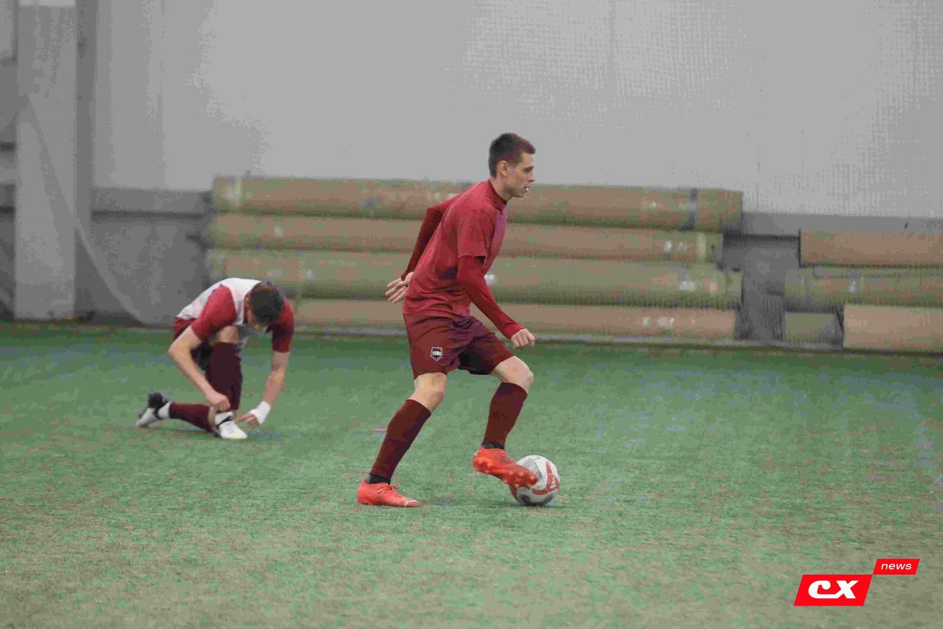 «Темп» 1:1 «КДВ». Третья лига. 26.09.2025. Владимир Мартынов («CX News») и Александр Чёрный («Алтайский спорт») — кадр 89