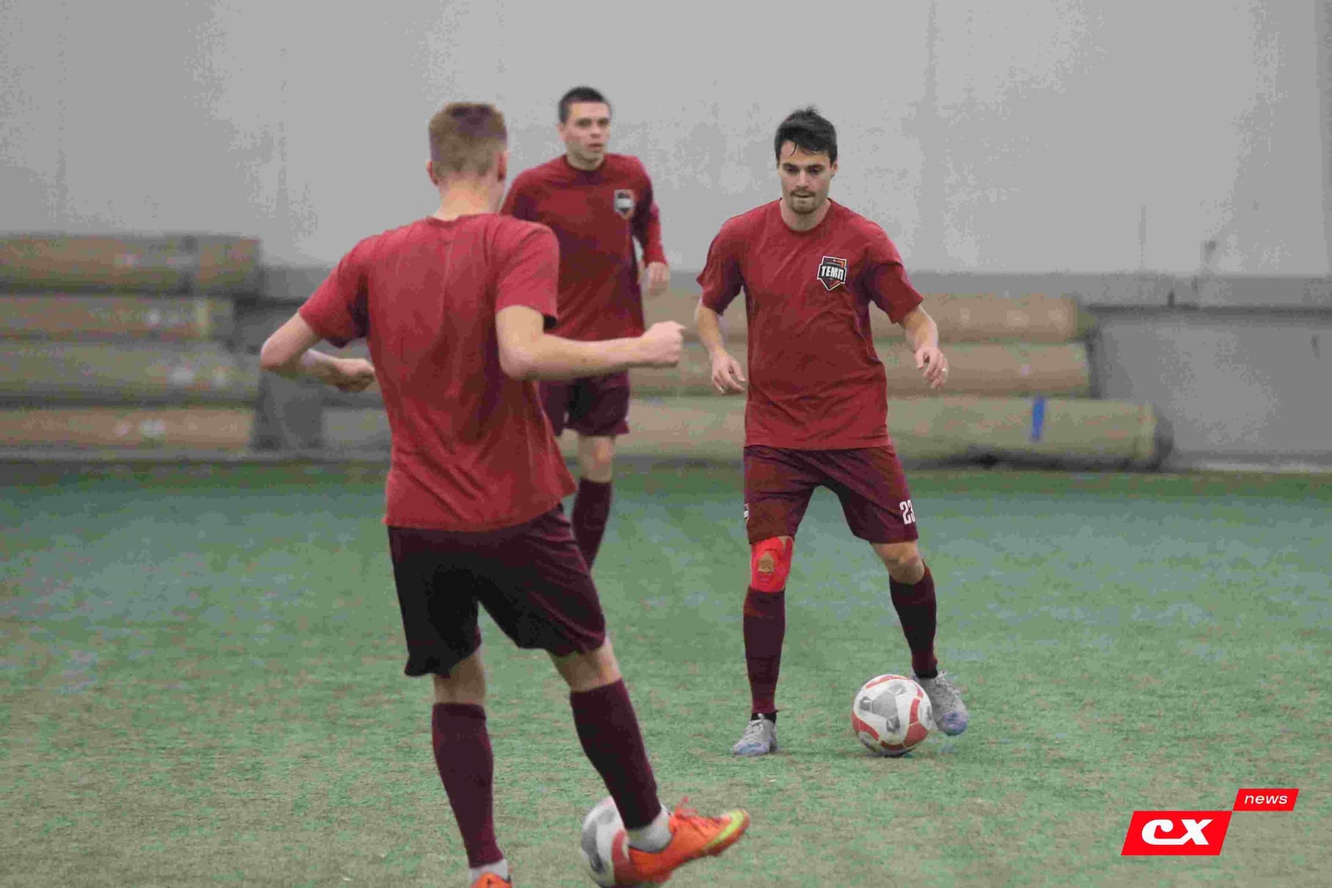 «Темп» 1:1 «КДВ». Третья лига. 26.09.2025. Владимир Мартынов («CX News») и Александр Чёрный («Алтайский спорт») — кадр 91