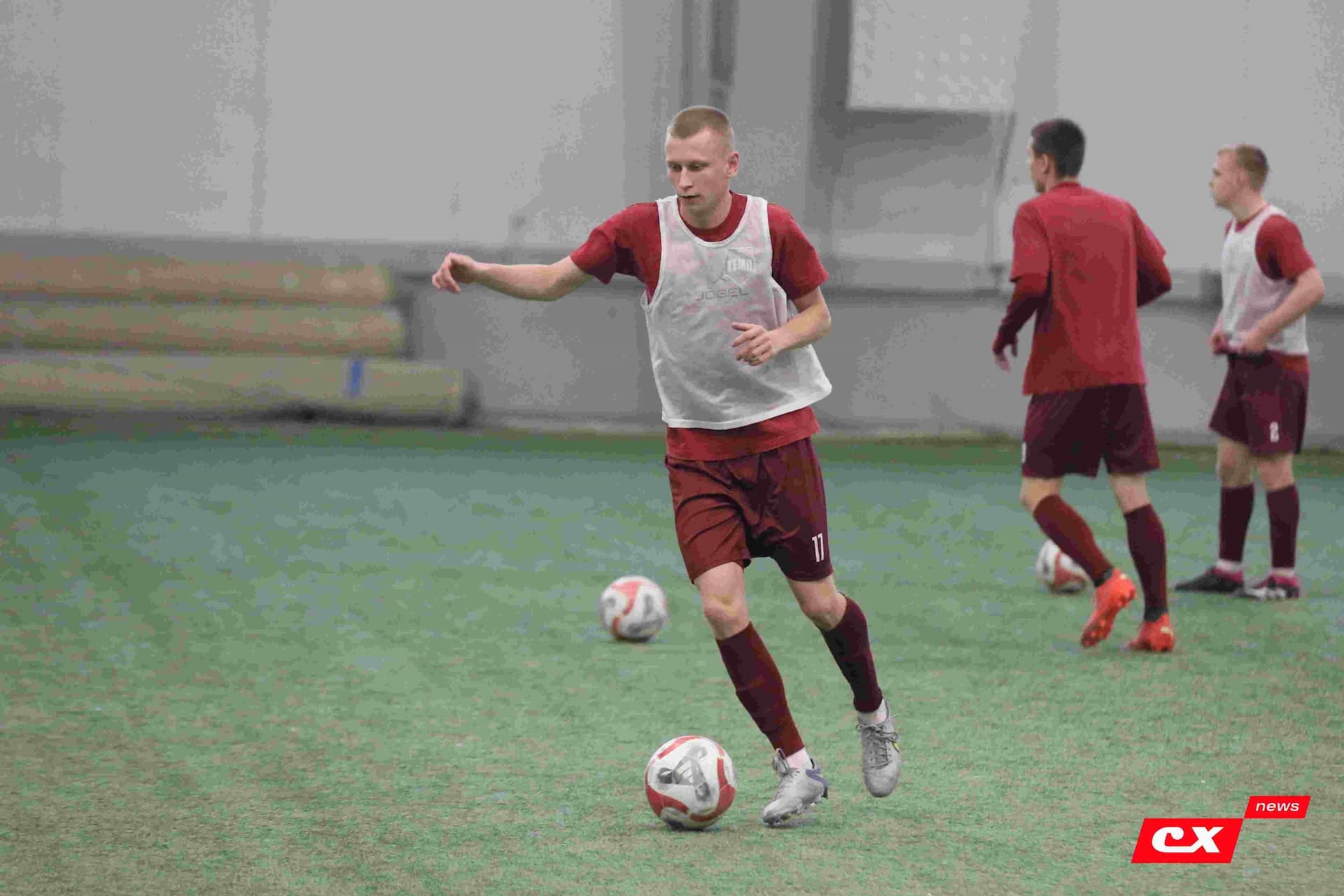 «Темп» 1:1 «КДВ». Третья лига. 26.09.2025. Владимир Мартынов («CX News») и Александр Чёрный («Алтайский спорт») — кадр 93