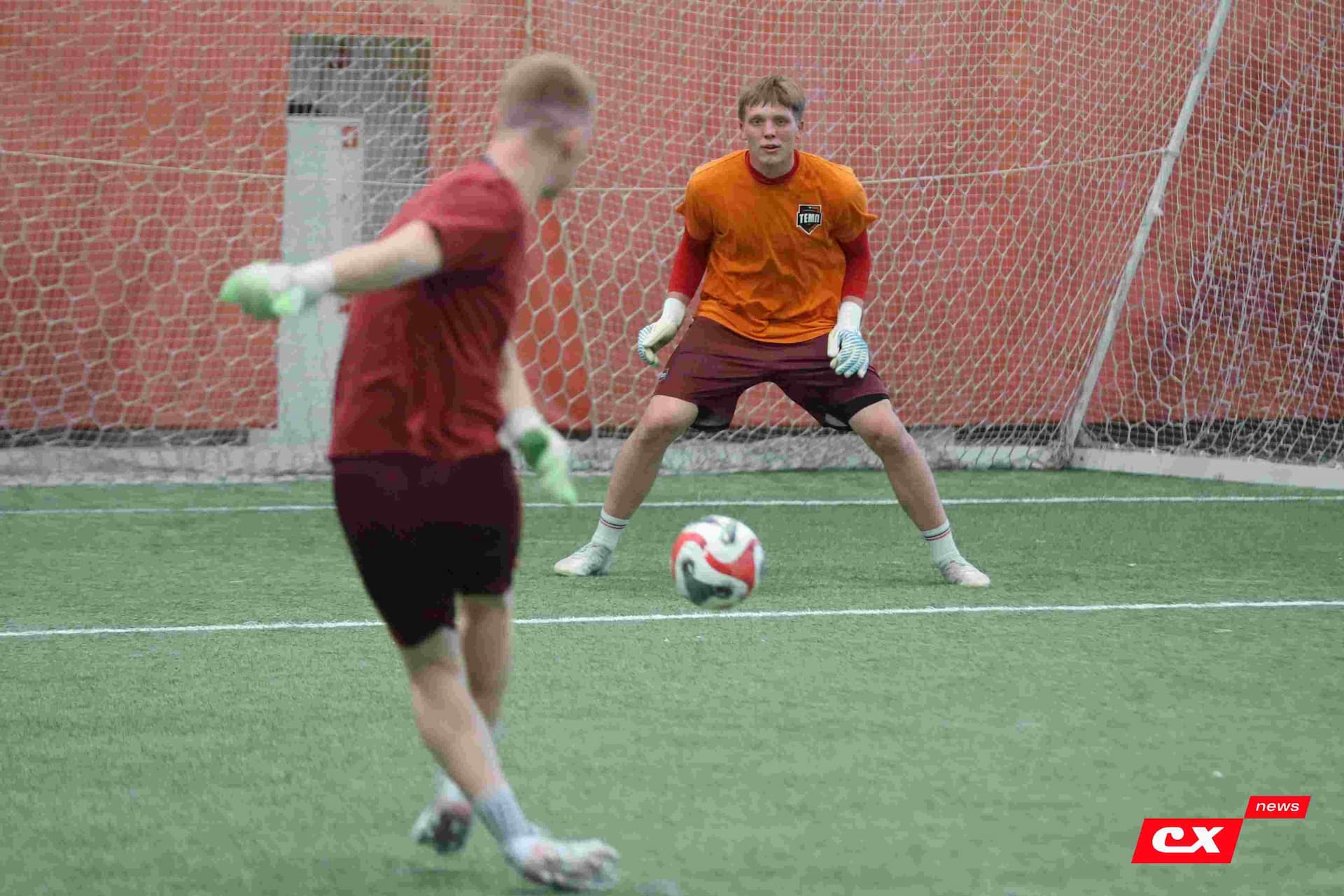 «Темп» 1:1 «КДВ». Третья лига. 26.09.2025. Владимир Мартынов («CX News») и Александр Чёрный («Алтайский спорт») — кадр 95