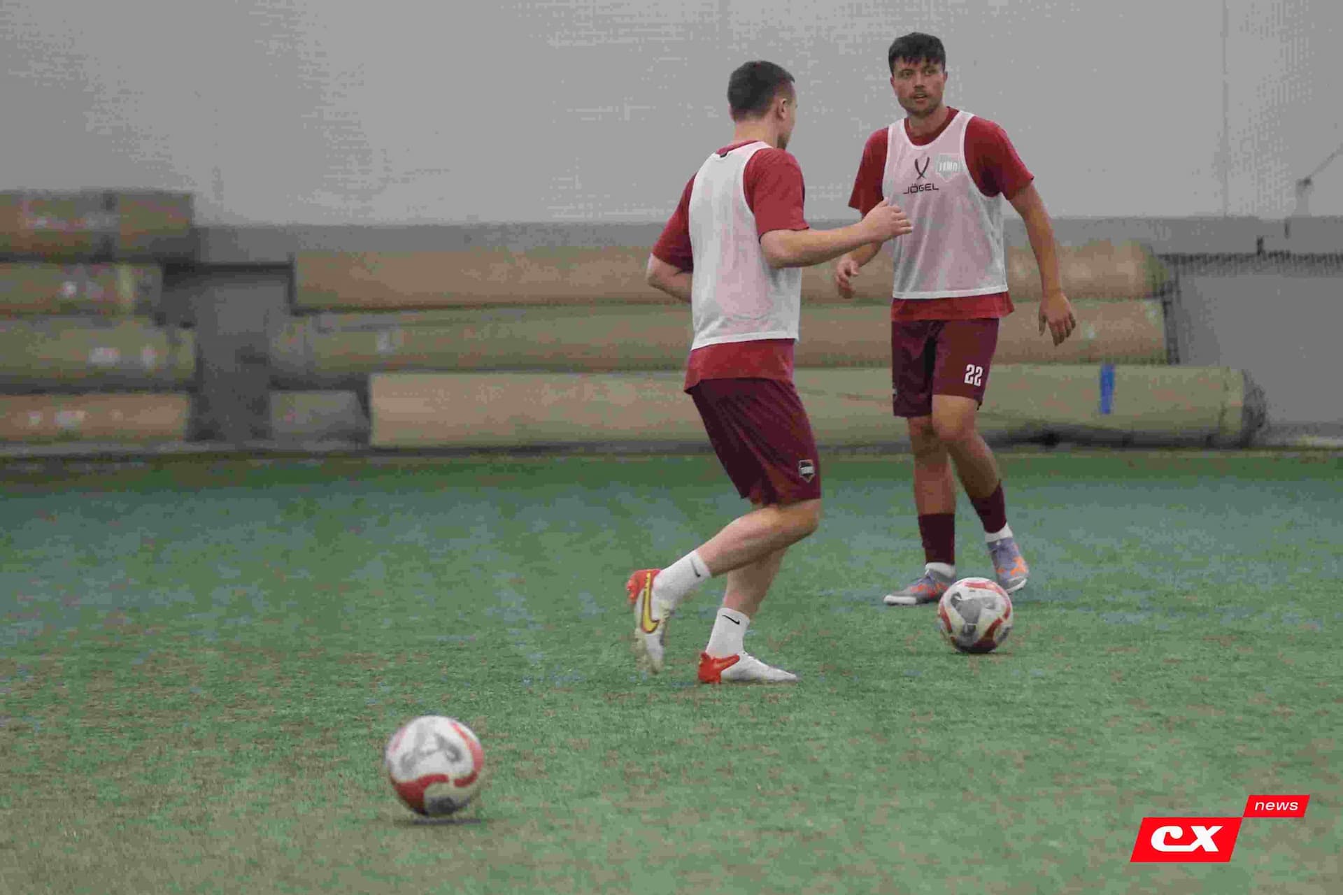 «Темп» 1:1 «КДВ». Третья лига. 26.09.2025. Владимир Мартынов («CX News») и Александр Чёрный («Алтайский спорт») — кадр 96