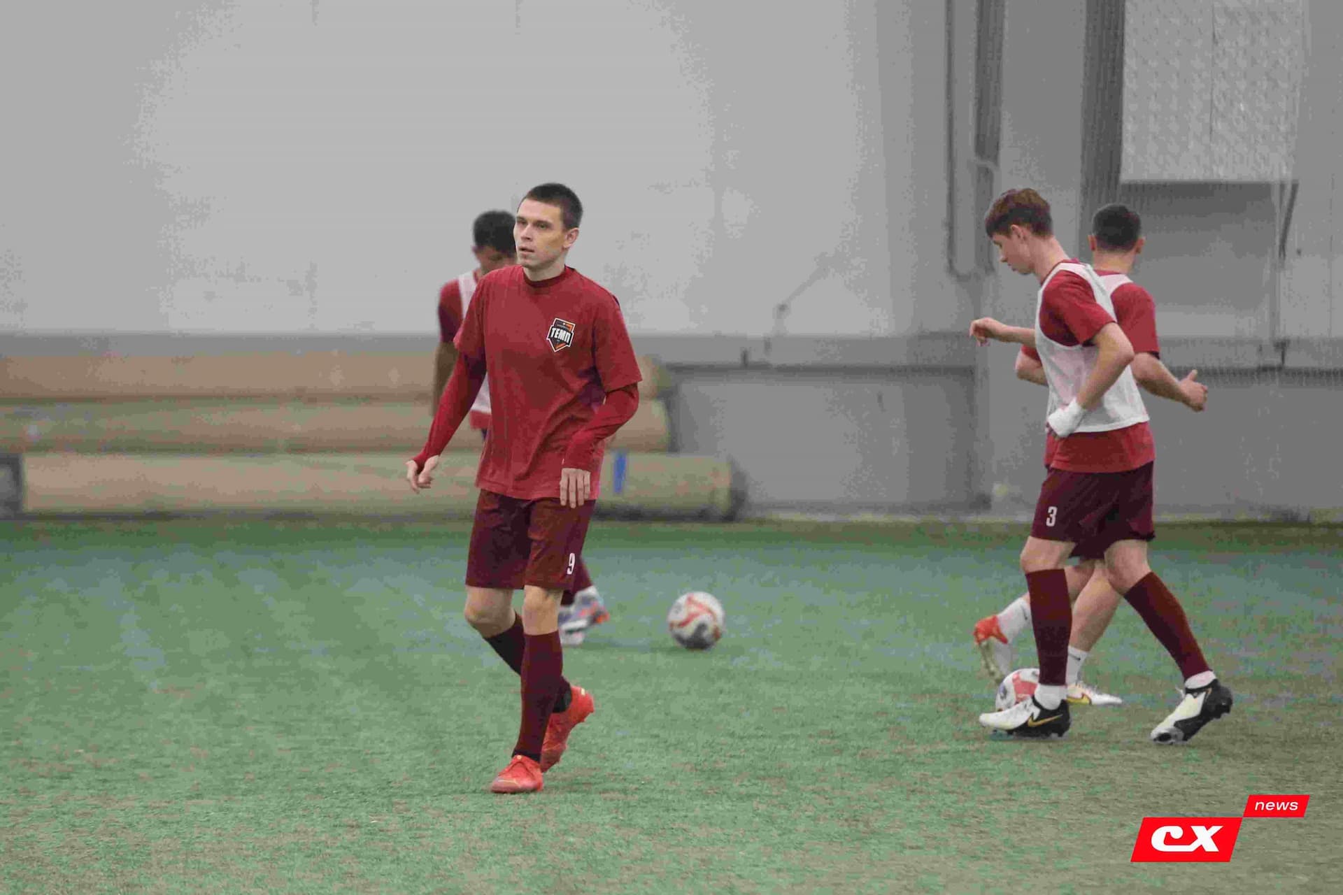 «Темп» 1:1 «КДВ». Третья лига. 26.09.2025. Владимир Мартынов («CX News») и Александр Чёрный («Алтайский спорт») — кадр 97