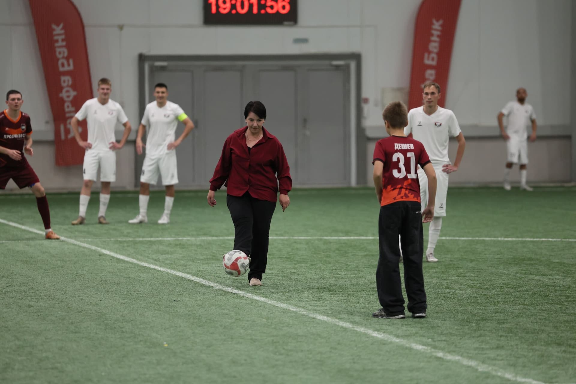 «Темп» 1:1 «КДВ». Третья лига. 26.09.2025. Владимир Мартынов («CX News») и Александр Чёрный («Алтайский спорт») — кадр 304