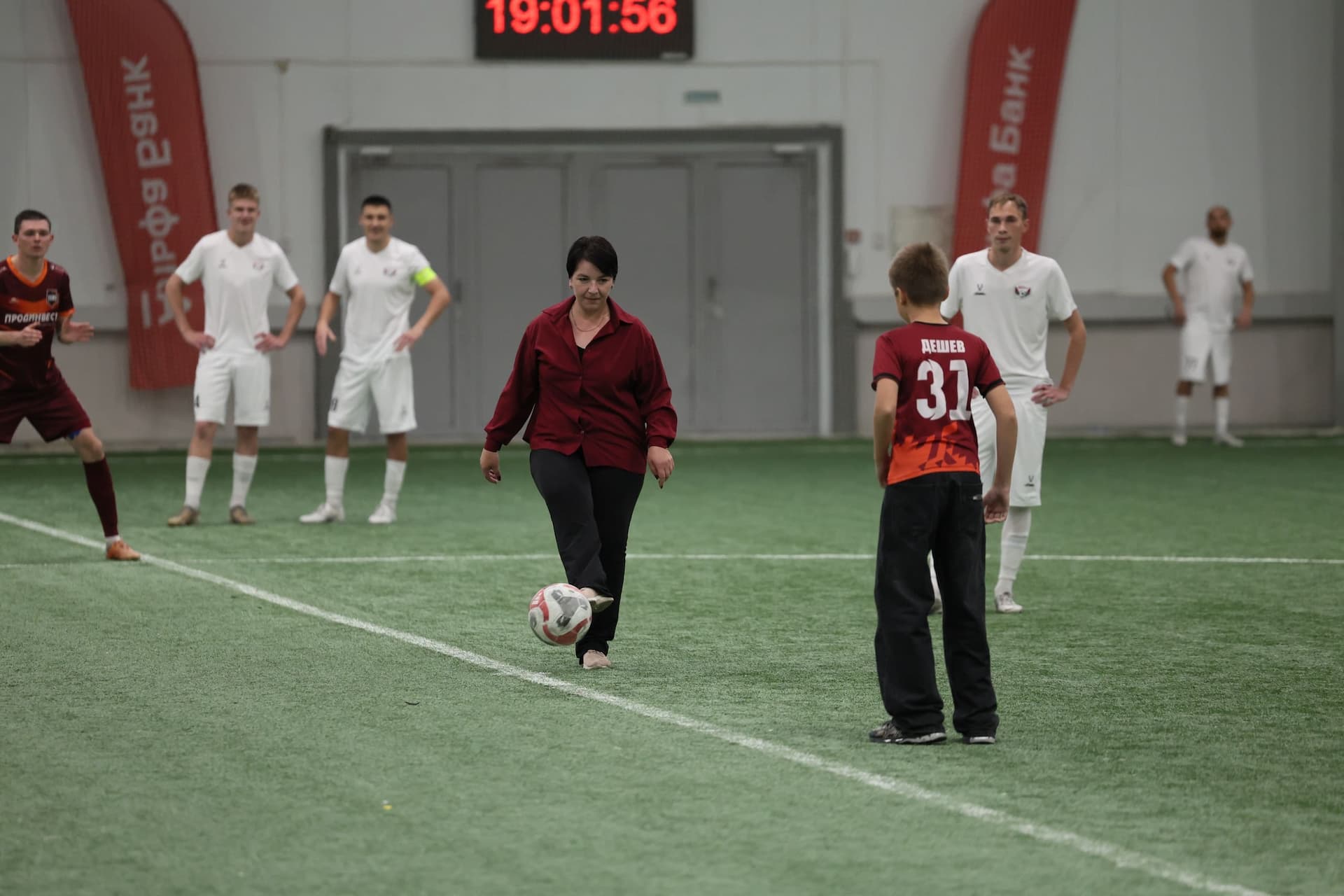 «Темп» 1:1 «КДВ». Третья лига. 26.09.2025. Владимир Мартынов («CX News») и Александр Чёрный («Алтайский спорт») — кадр 305