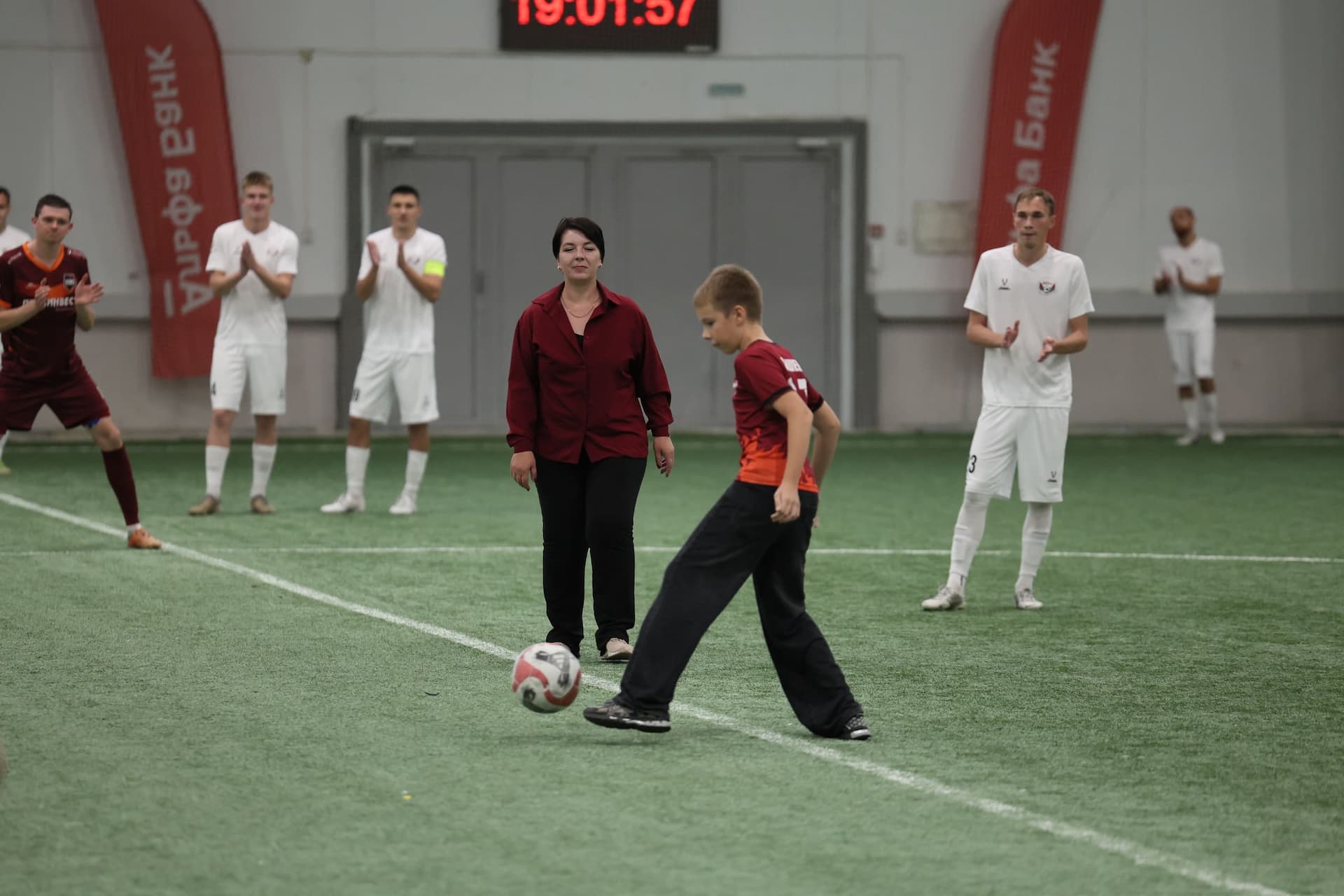 «Темп» 1:1 «КДВ». Третья лига. 26.09.2025. Владимир Мартынов («CX News») и Александр Чёрный («Алтайский спорт») — кадр 306