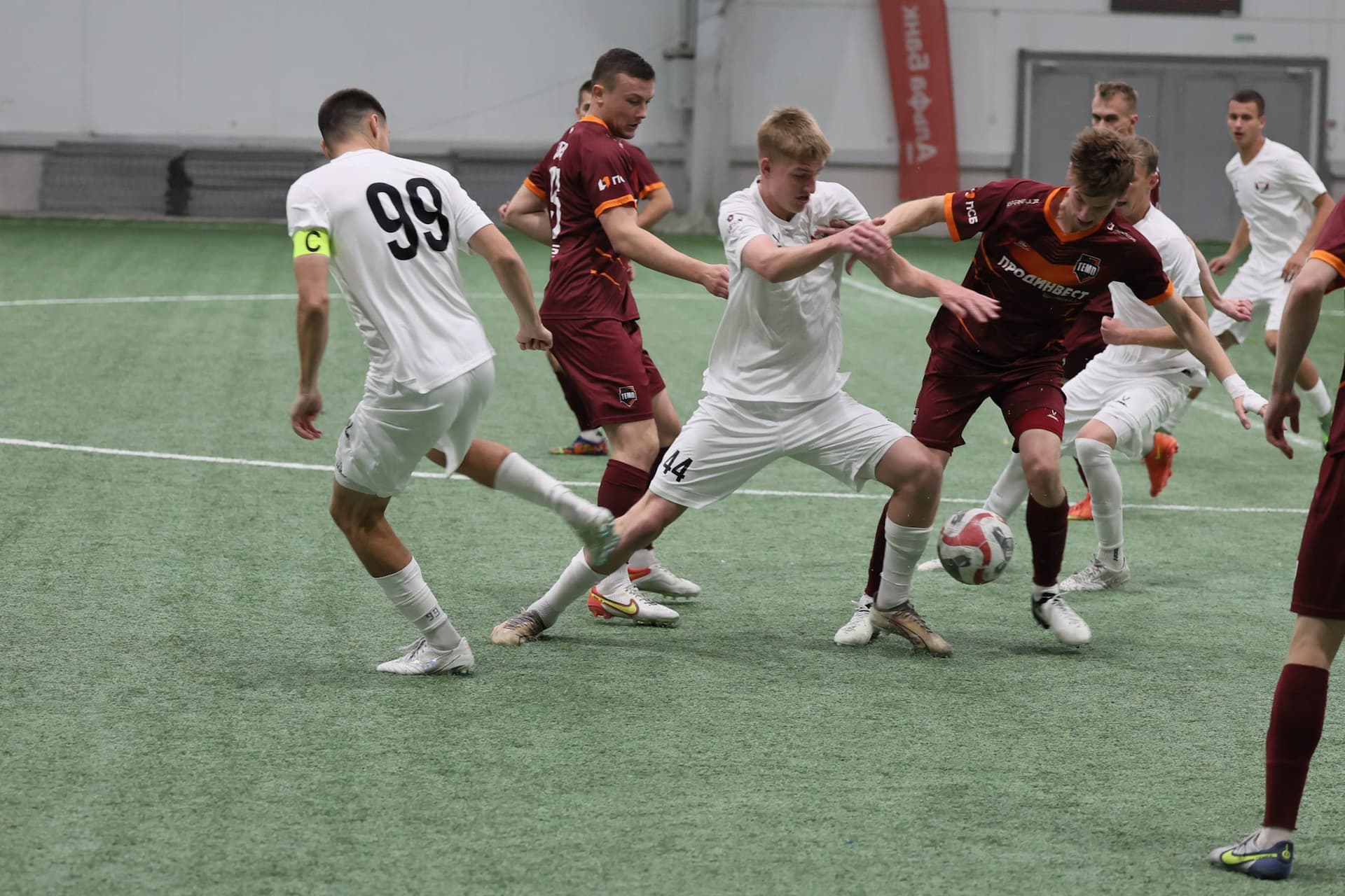 «Темп» 1:1 «КДВ». Третья лига. 26.09.2025. Владимир Мартынов («CX News») и Александр Чёрный («Алтайский спорт») — кадр 307