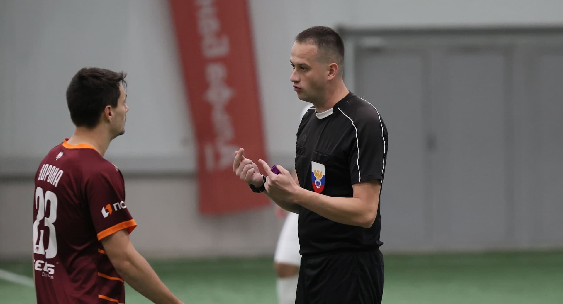 «Темп» 1:1 «КДВ». Третья лига. 26.09.2025. Владимир Мартынов («CX News») и Александр Чёрный («Алтайский спорт») — кадр 309