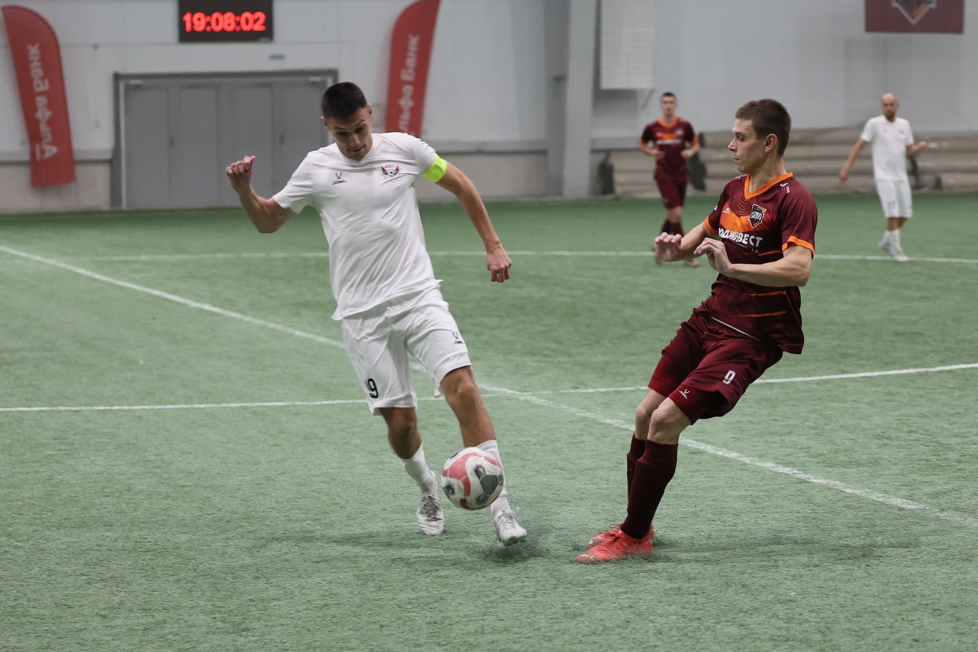 «Темп» 1:1 «КДВ». Третья лига. 26.09.2025. Владимир Мартынов («CX News») и Александр Чёрный («Алтайский спорт») — кадр 310