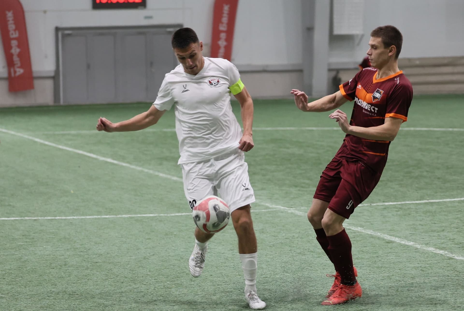 «Темп» 1:1 «КДВ». Третья лига. 26.09.2025. Владимир Мартынов («CX News») и Александр Чёрный («Алтайский спорт») — кадр 311