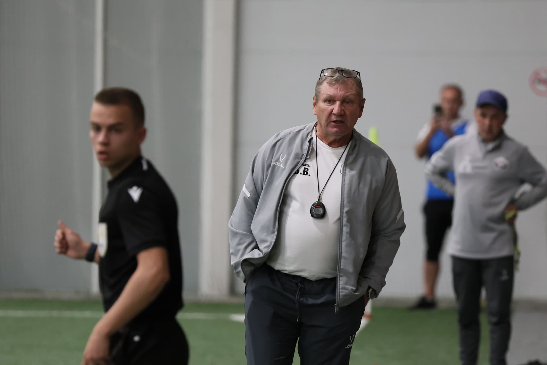 «Темп» 1:1 «КДВ». Третья лига. 26.09.2025. Владимир Мартынов («CX News») и Александр Чёрный («Алтайский спорт») — кадр 315