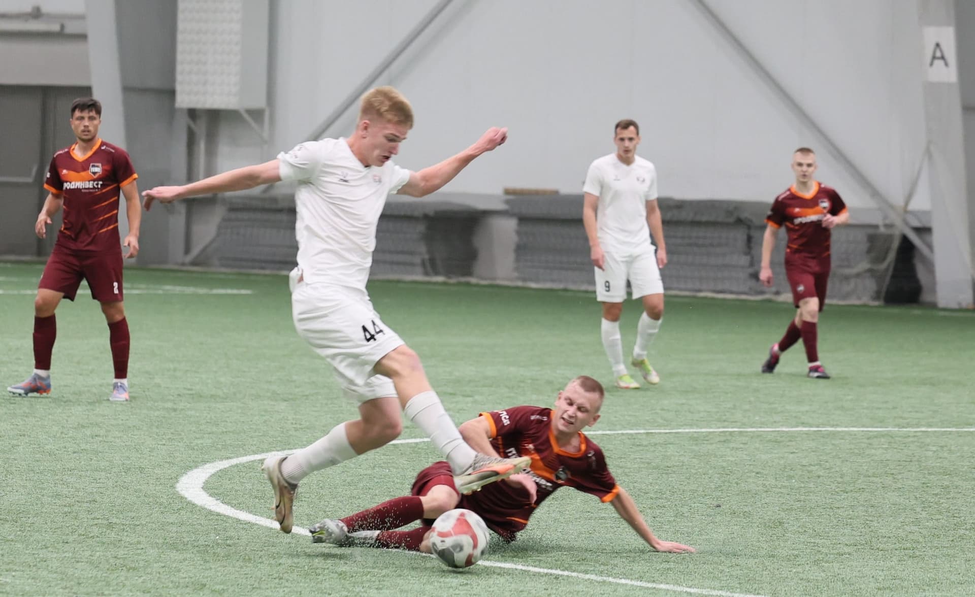 «Темп» 1:1 «КДВ». Третья лига. 26.09.2025. Владимир Мартынов («CX News») и Александр Чёрный («Алтайский спорт») — кадр 317