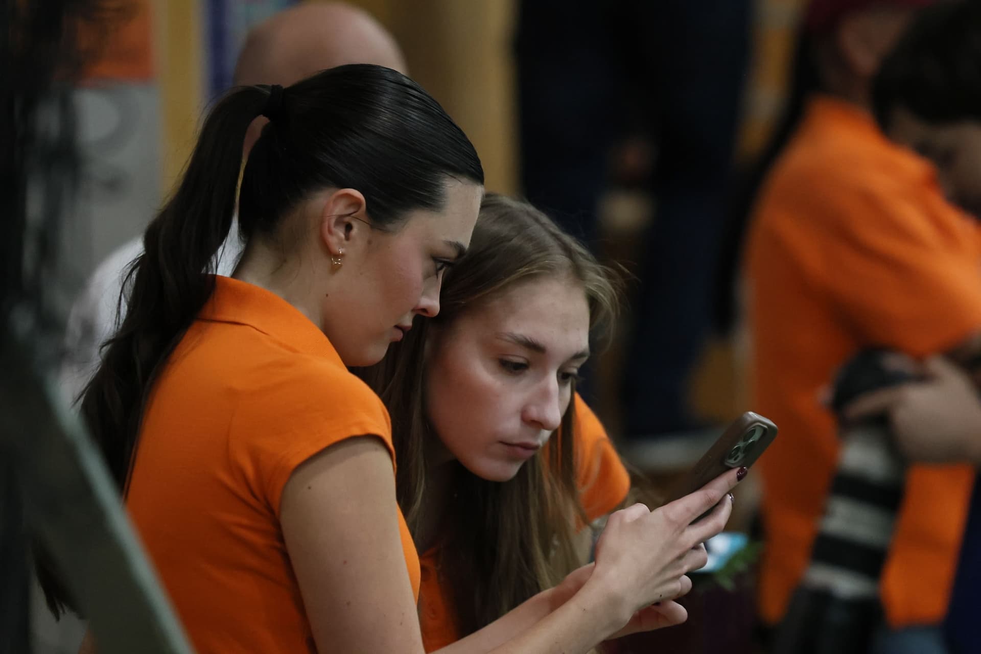 «Темп» 1:1 «КДВ». Третья лига. 26.09.2025. Владимир Мартынов («CX News») и Александр Чёрный («Алтайский спорт») — кадр 321