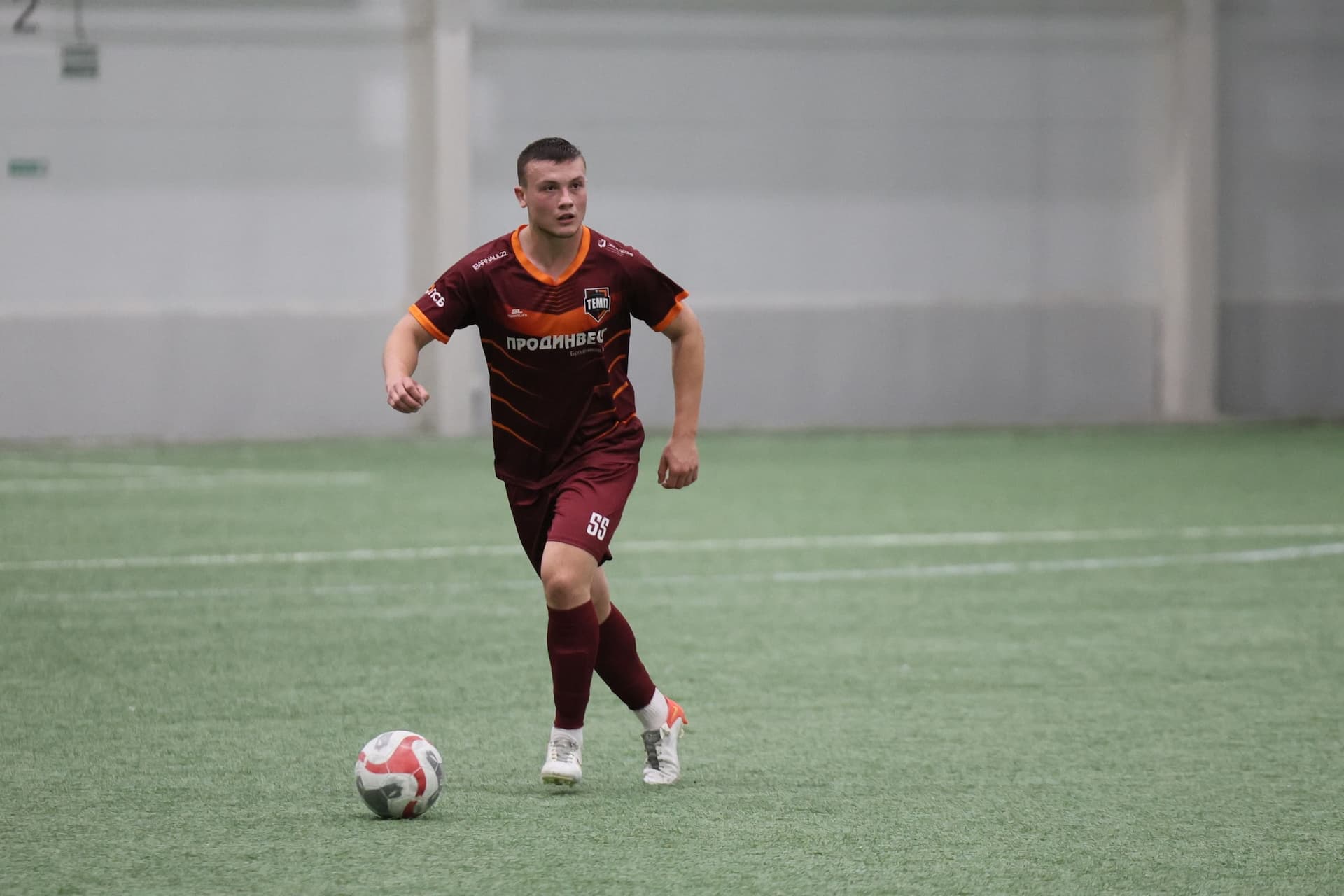 «Темп» 1:1 «КДВ». Третья лига. 26.09.2025. Владимир Мартынов («CX News») и Александр Чёрный («Алтайский спорт») — кадр 322