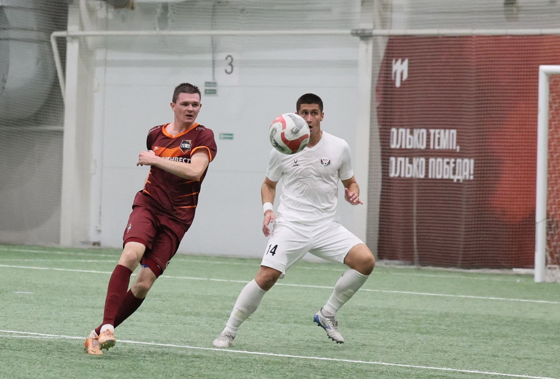 «Темп» 1:1 «КДВ». Третья лига. 26.09.2025. Владимир Мартынов («CX News») и Александр Чёрный («Алтайский спорт») — кадр 323