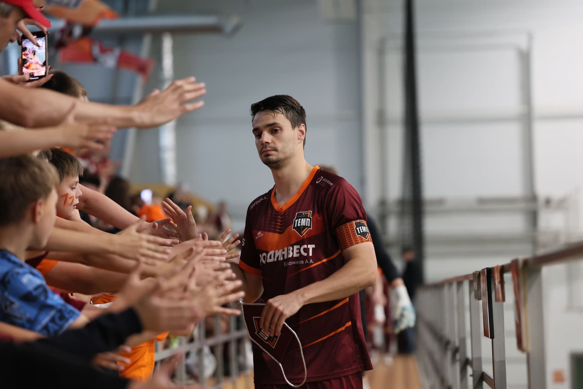 «Темп» 1:1 «КДВ». Третья лига. 26.09.2025. Владимир Мартынов («CX News») и Александр Чёрный («Алтайский спорт») — кадр 297