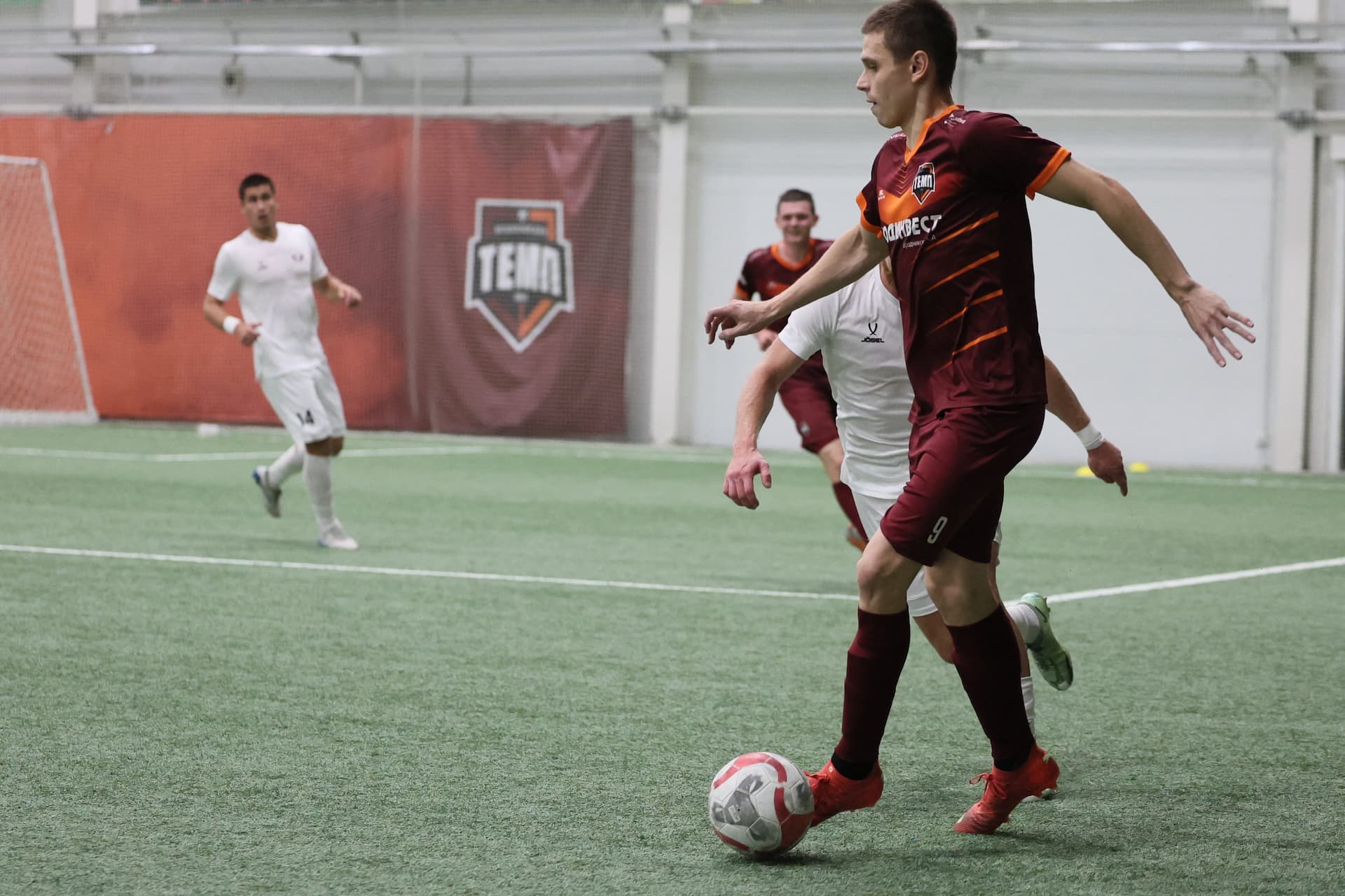 «Темп» 1:1 «КДВ». Третья лига. 26.09.2025. Владимир Мартынов («CX News») и Александр Чёрный («Алтайский спорт») — кадр 324