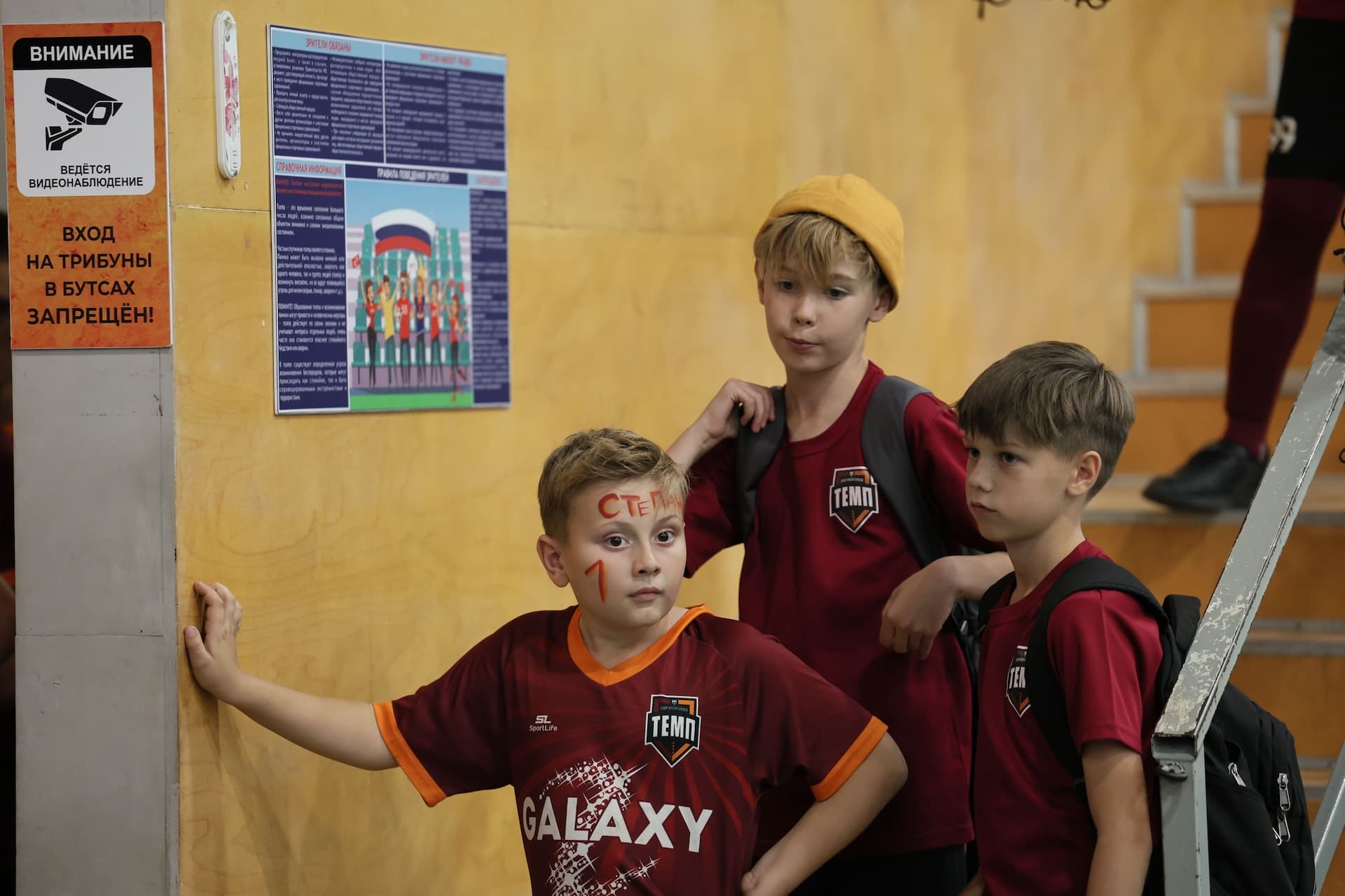 «Темп» 1:1 «КДВ». Третья лига. 26.09.2025. Владимир Мартынов («CX News») и Александр Чёрный («Алтайский спорт») — кадр 299