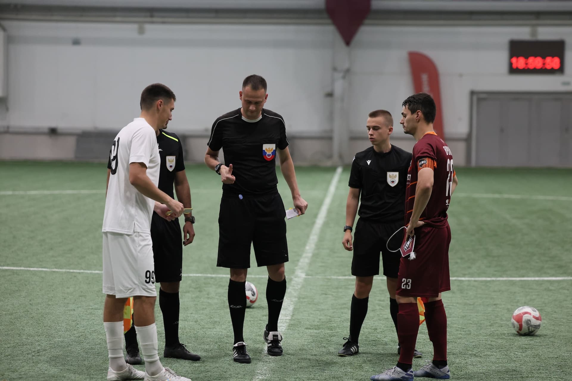 «Темп» 1:1 «КДВ». Третья лига. 26.09.2025. Владимир Мартынов («CX News») и Александр Чёрный («Алтайский спорт») — кадр 300