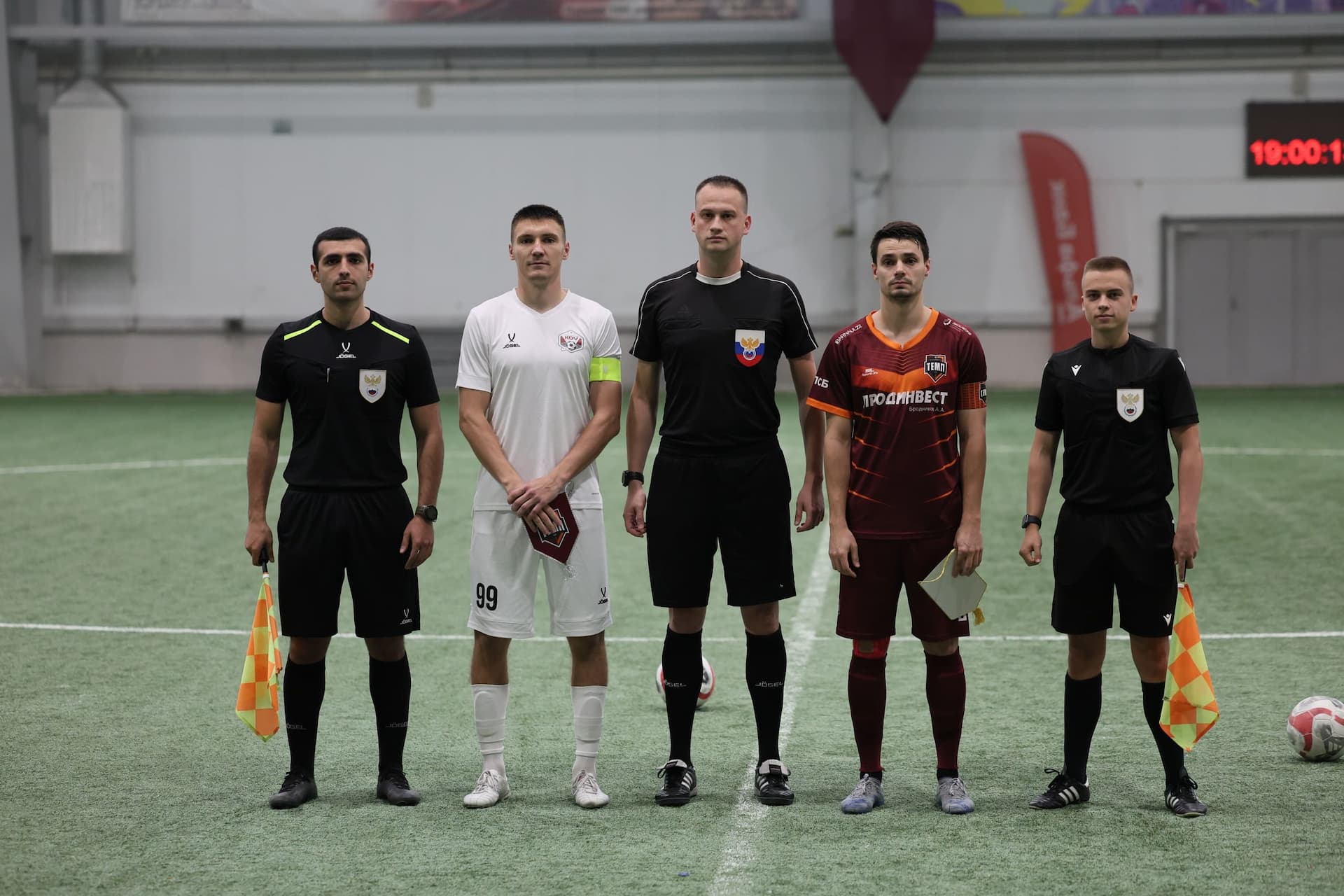 «Темп» 1:1 «КДВ». Третья лига. 26.09.2025. Владимир Мартынов («CX News») и Александр Чёрный («Алтайский спорт») — кадр 301