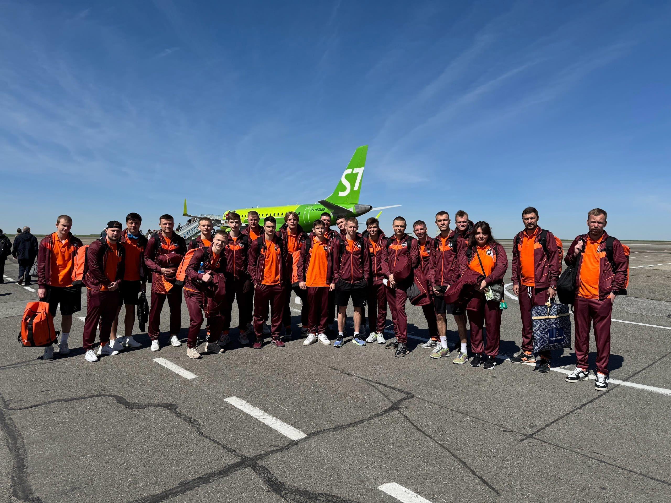 В Иркутск и Красноярск отправились 19 футболистов!