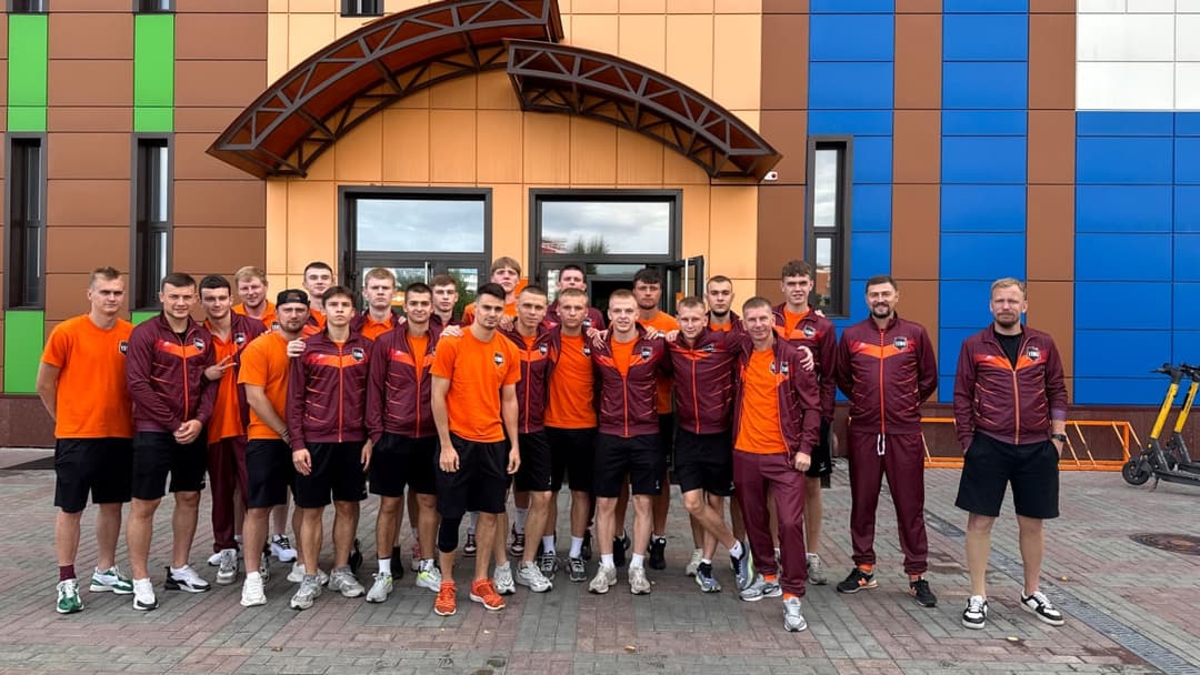 В Омск отправился 21 футболист!