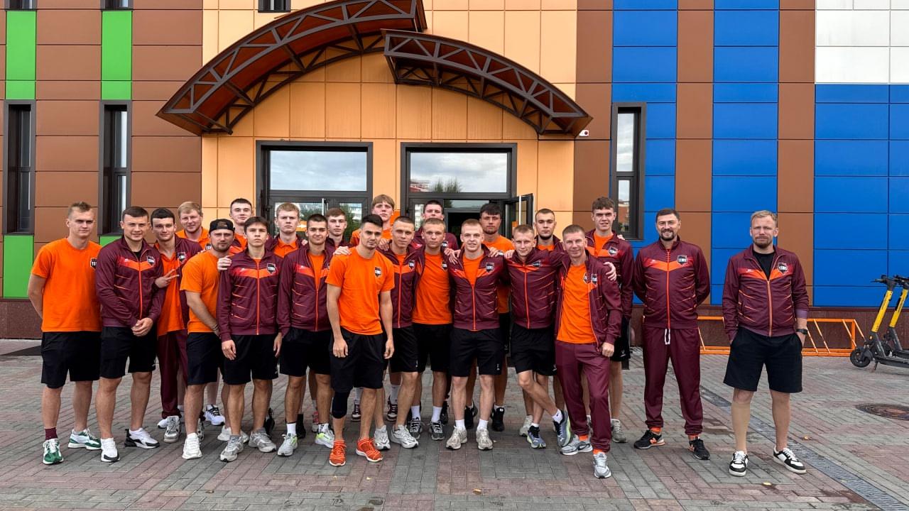 В Омск отправился 21 футболист!